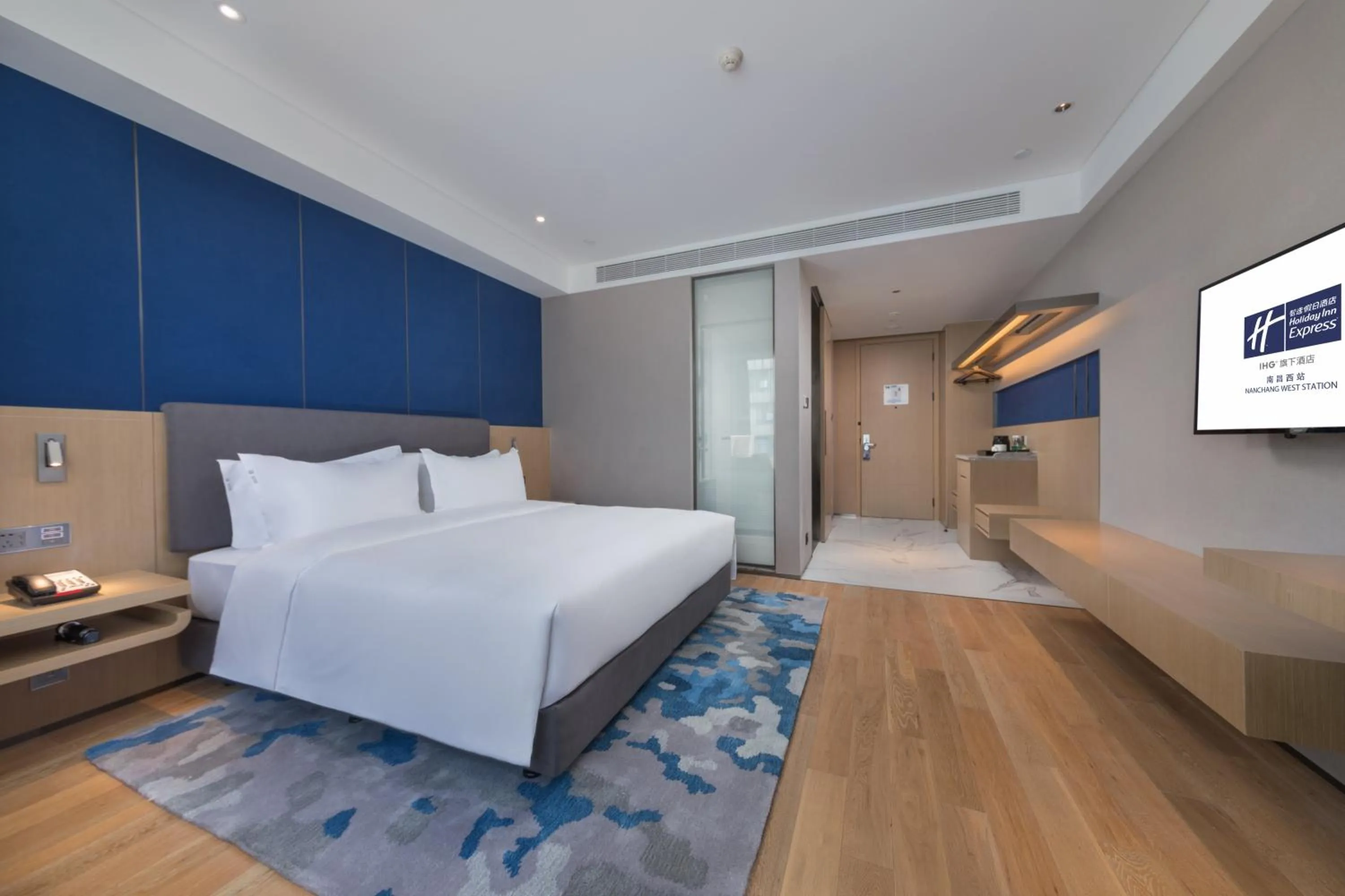 Photo of the whole room, Bed in Holiday Inn Express Nanchang West Station by IHG