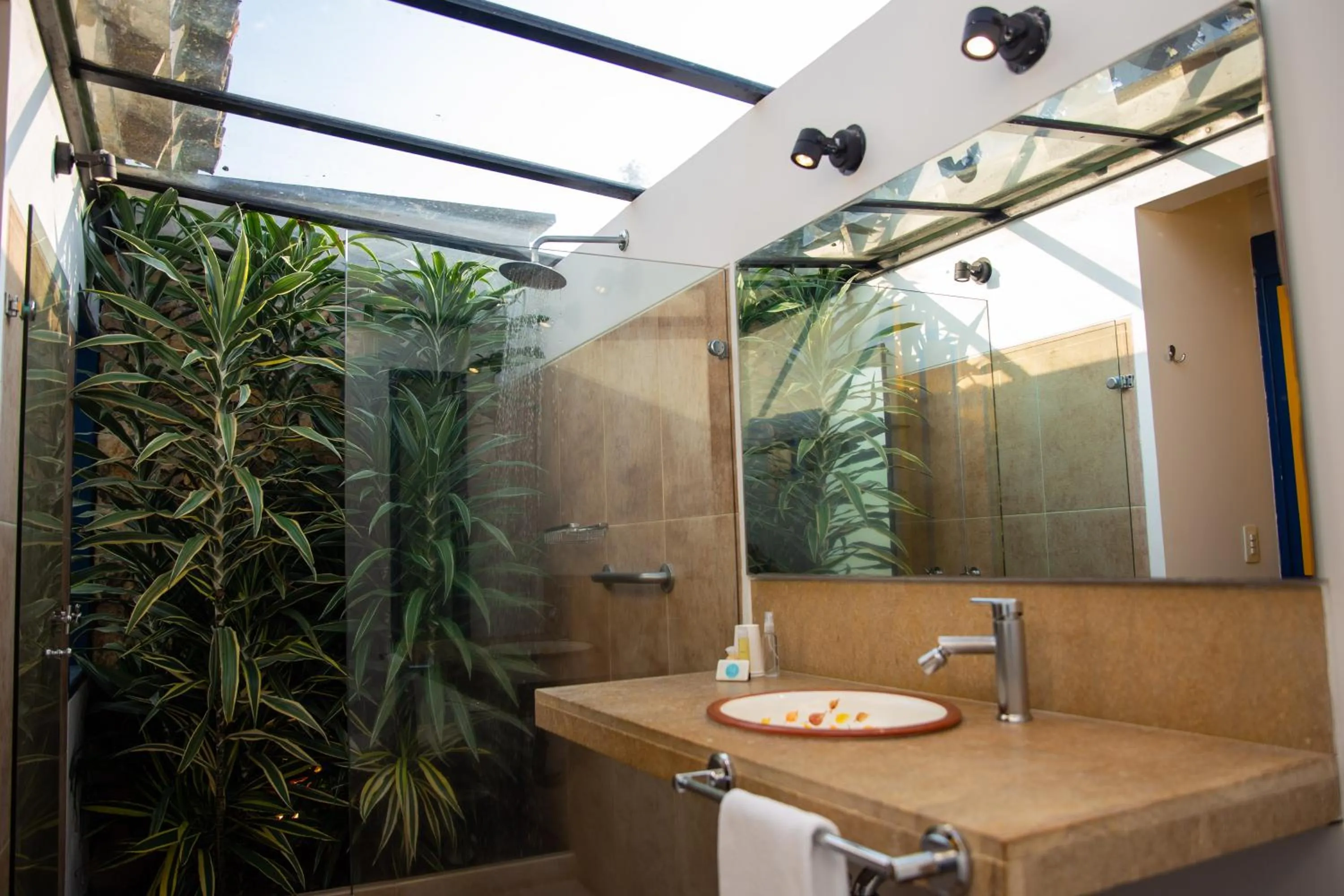 Shower in Termales El Otoño