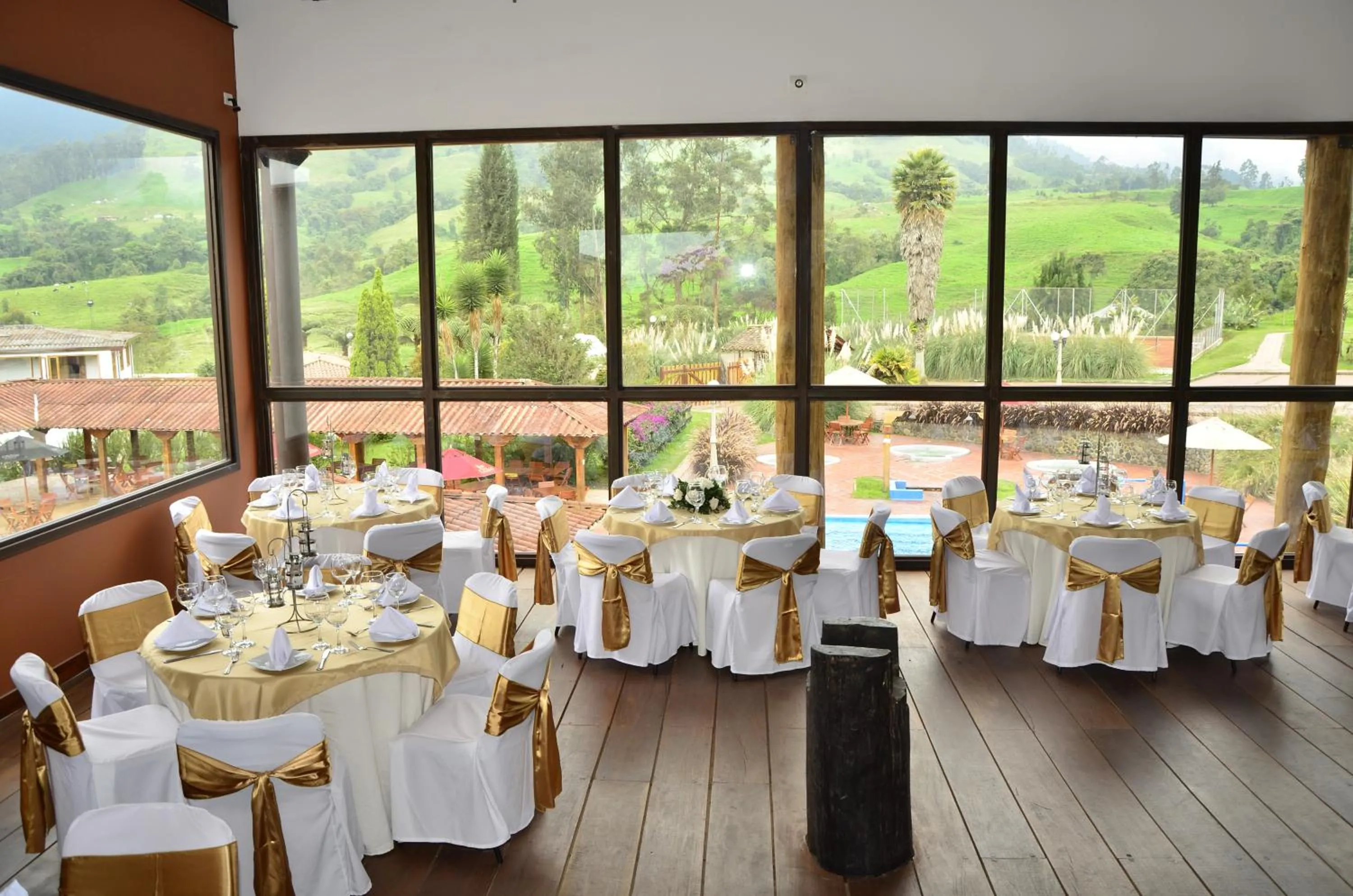 Restaurant/places to eat in Termales El Otoño