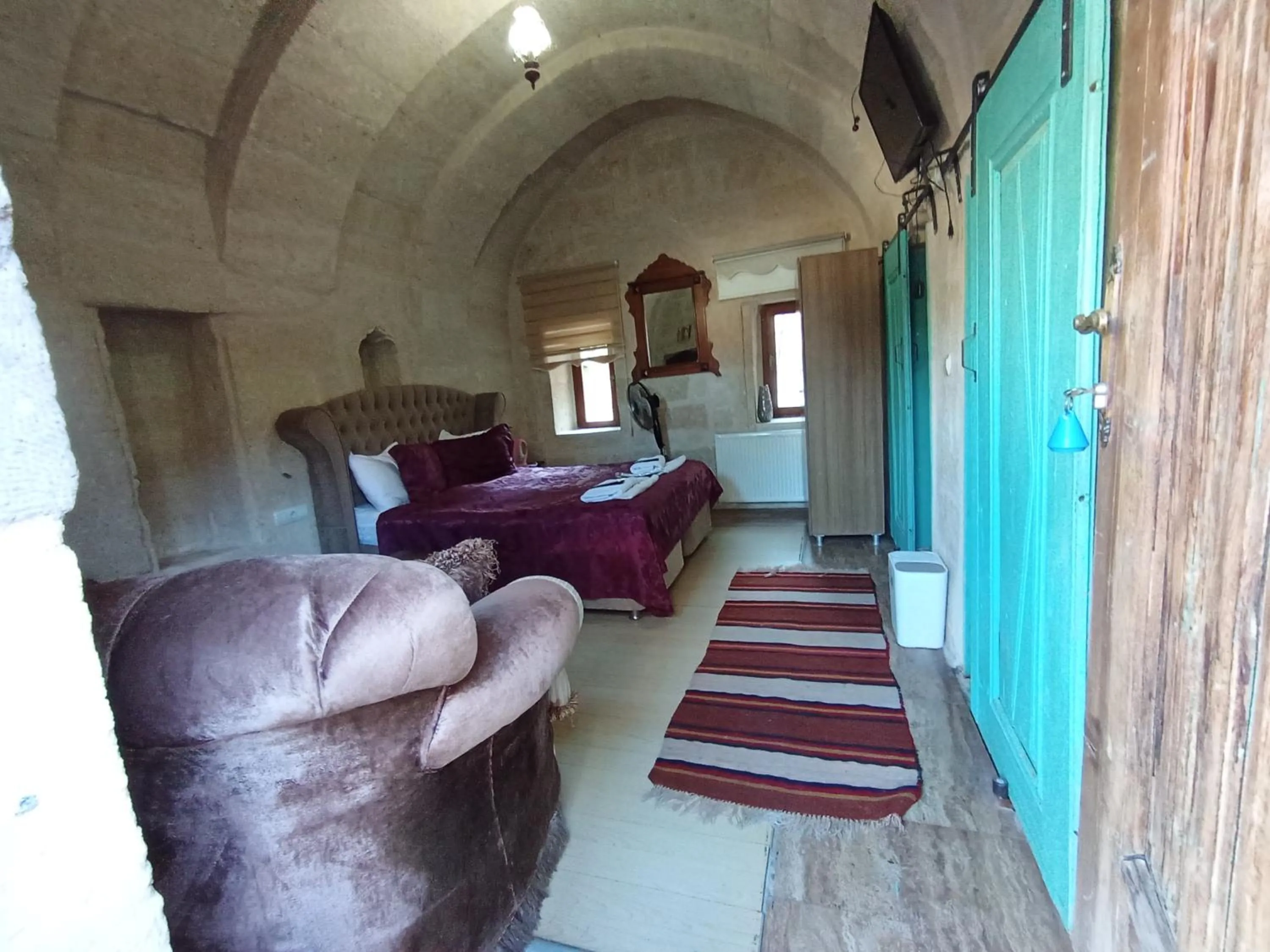 Photo of the whole room, Bed in Sandık cave suites