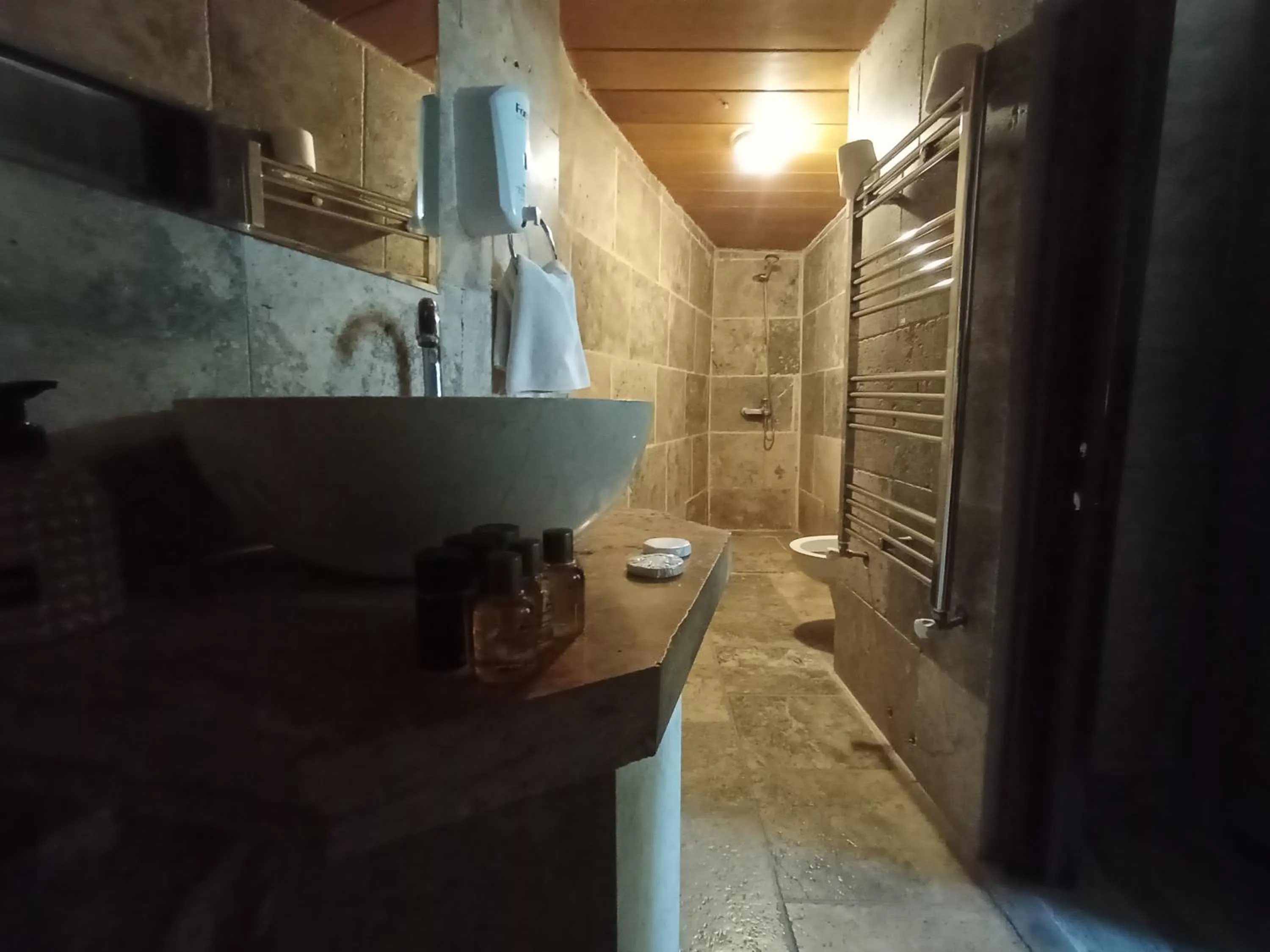 Bathroom in Sandık cave suites