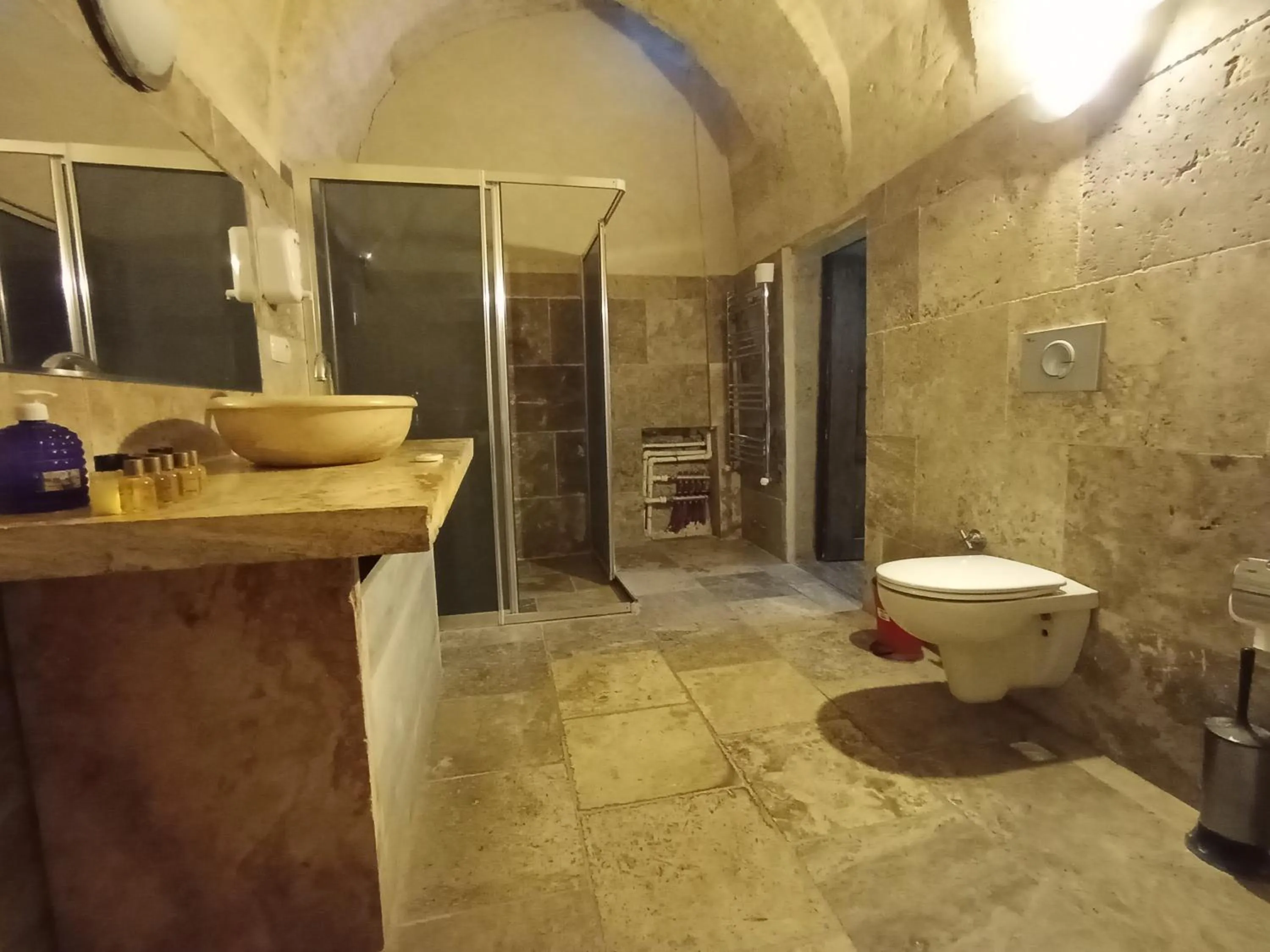 Shower in Sandık cave suites