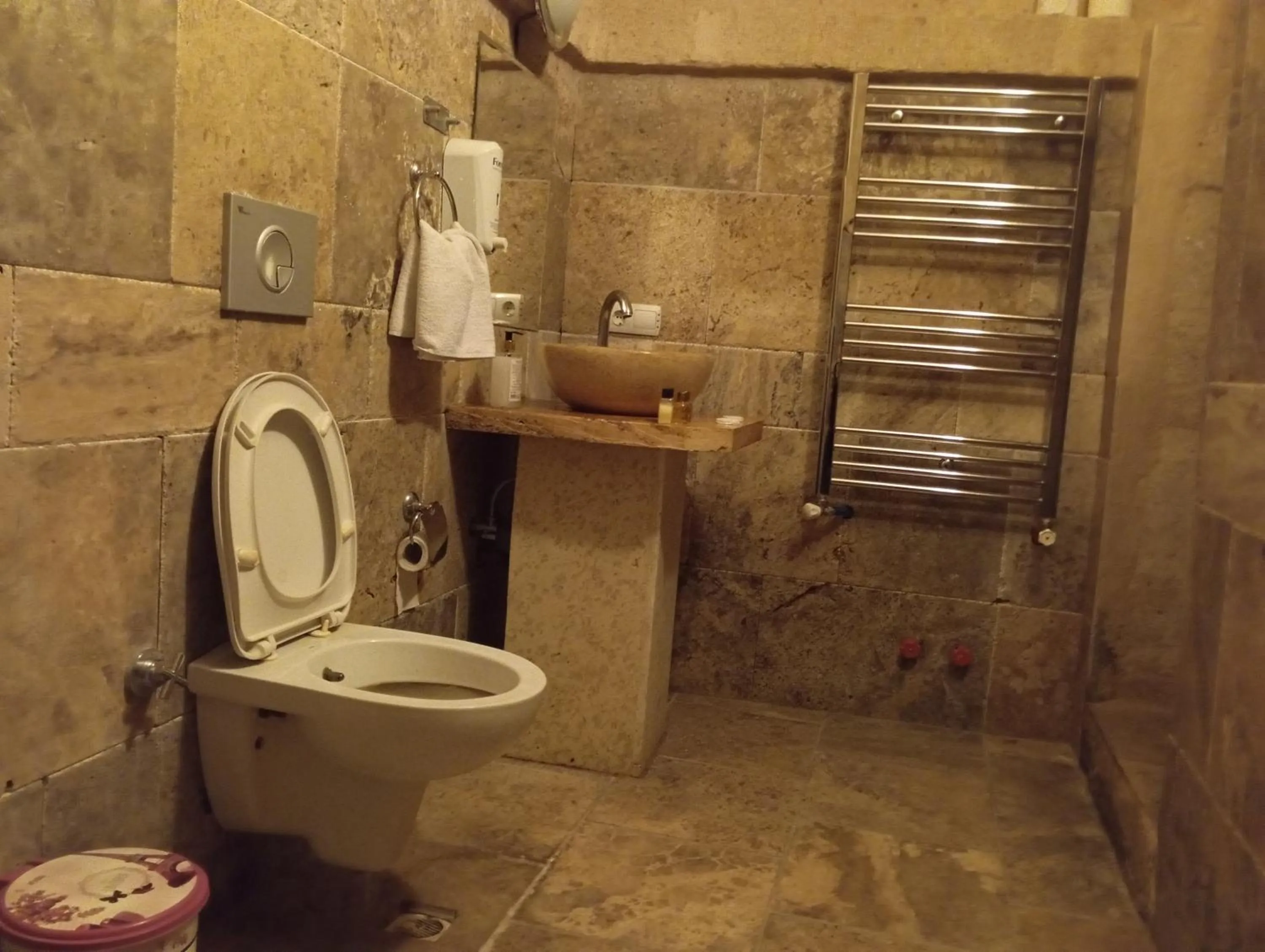 Bathroom in Sandık cave suites