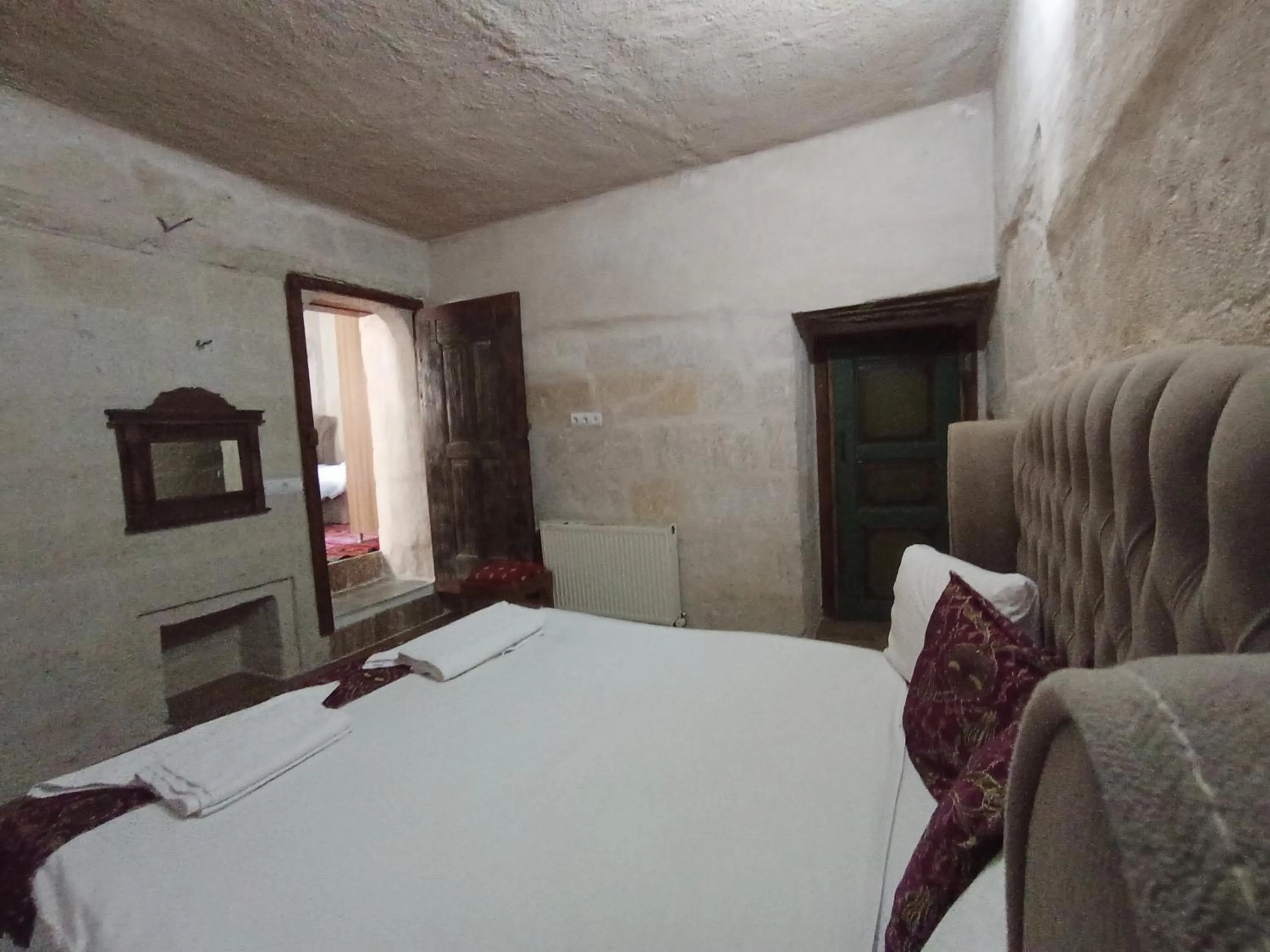 Photo of the whole room, Bed in Sandık cave suites
