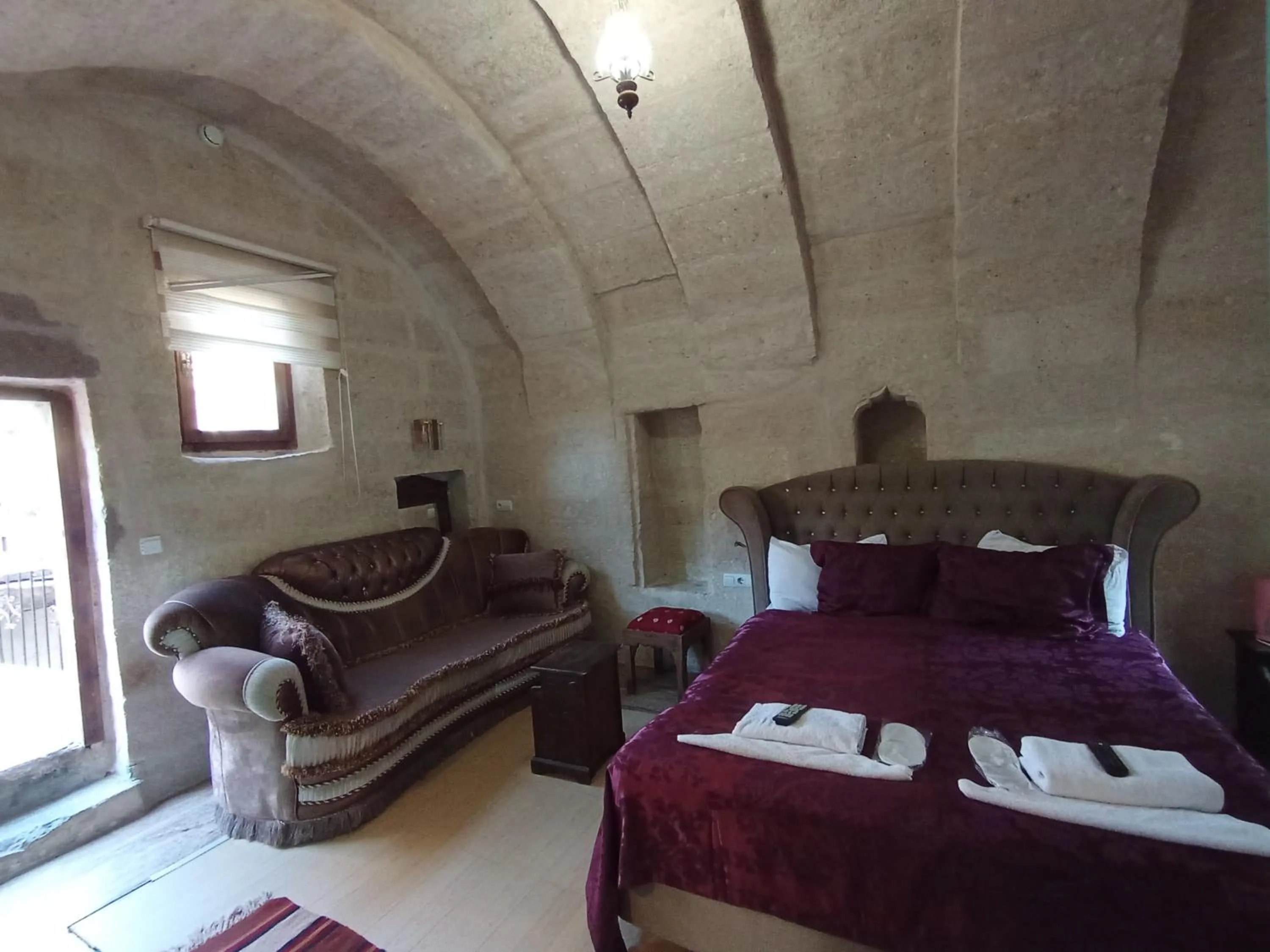 Photo of the whole room, Bed in Sandık cave suites