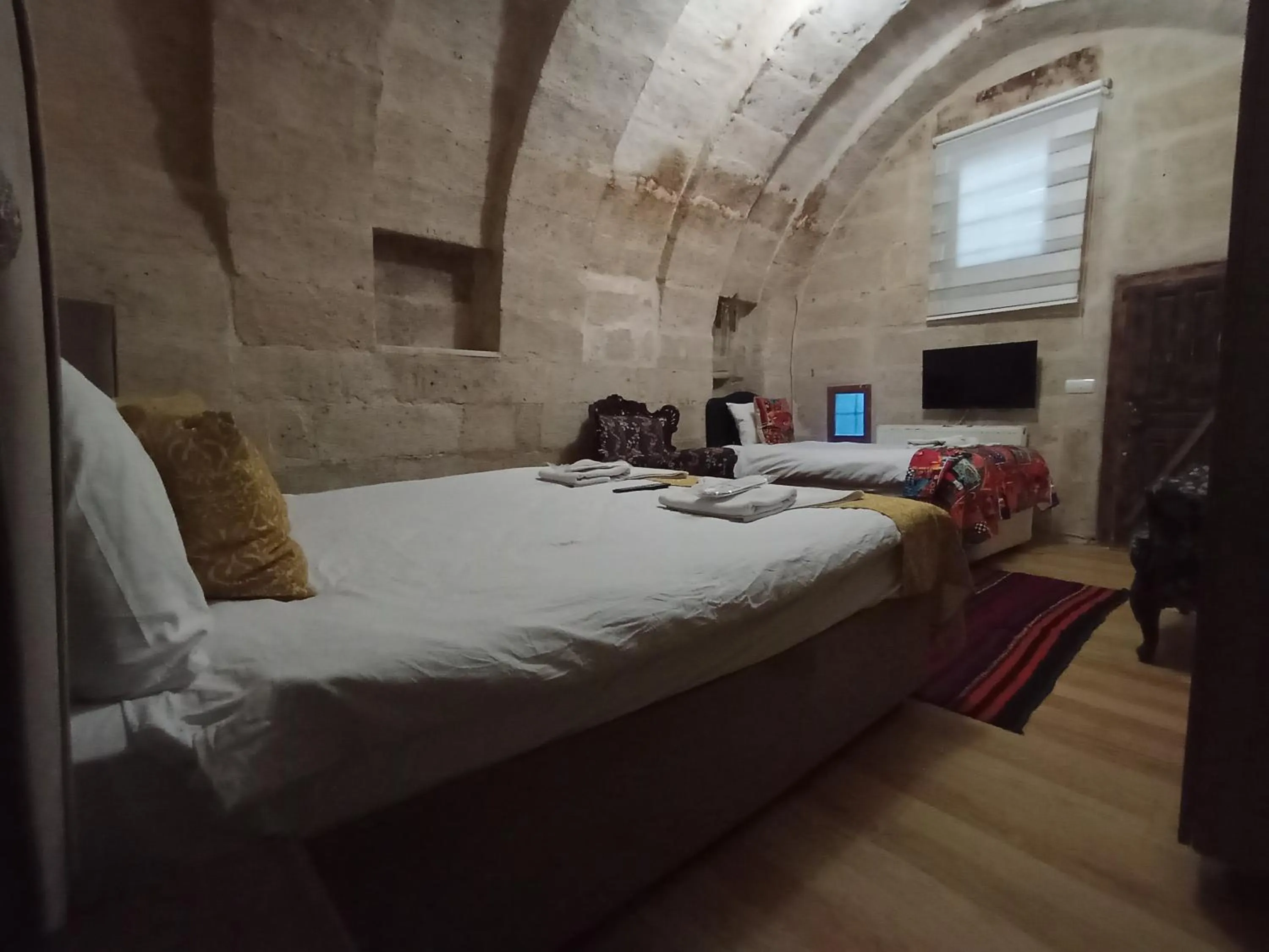 Photo of the whole room, Bed in Sandık cave suites