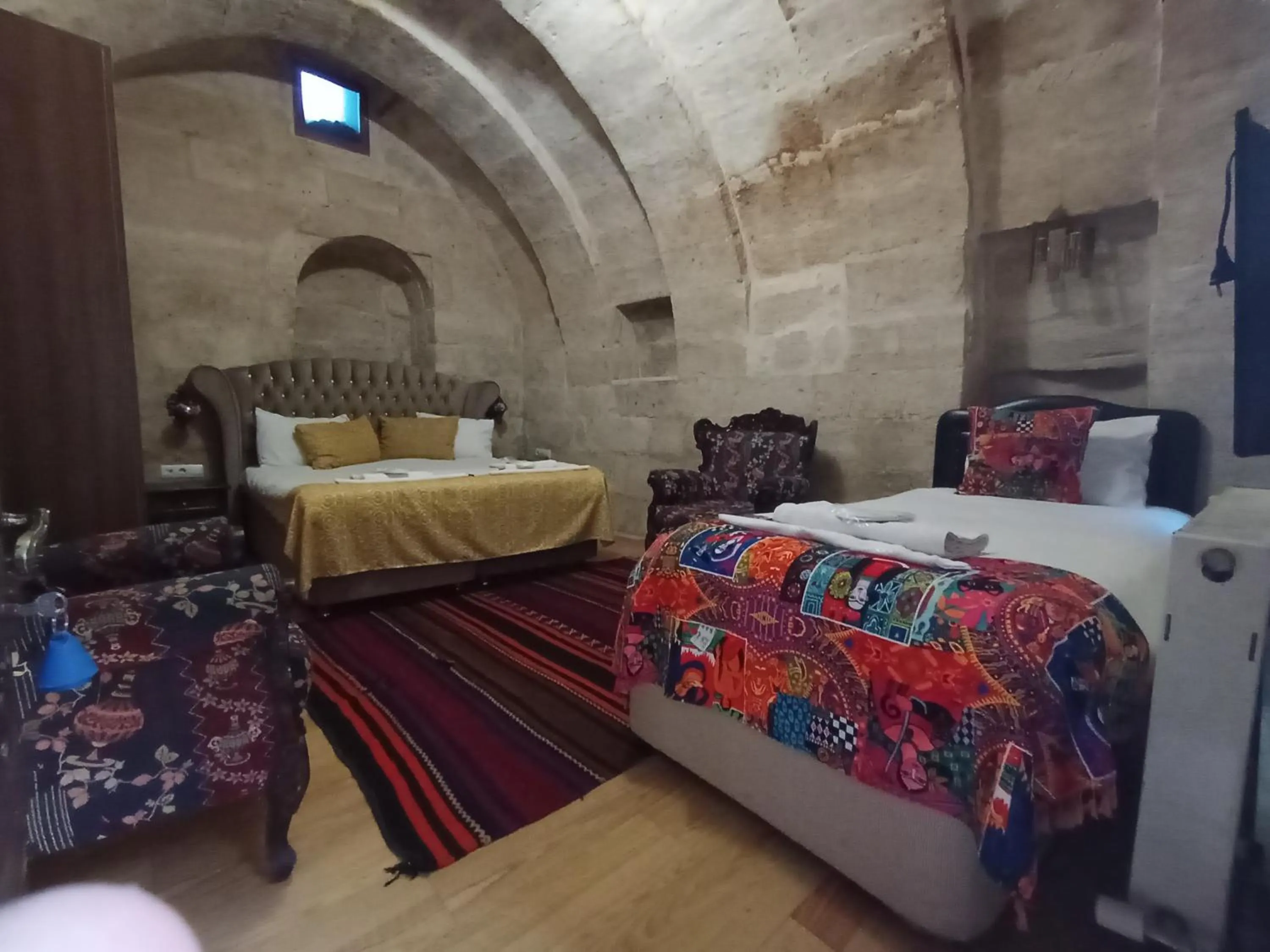 Photo of the whole room, Bed in Sandık cave suites