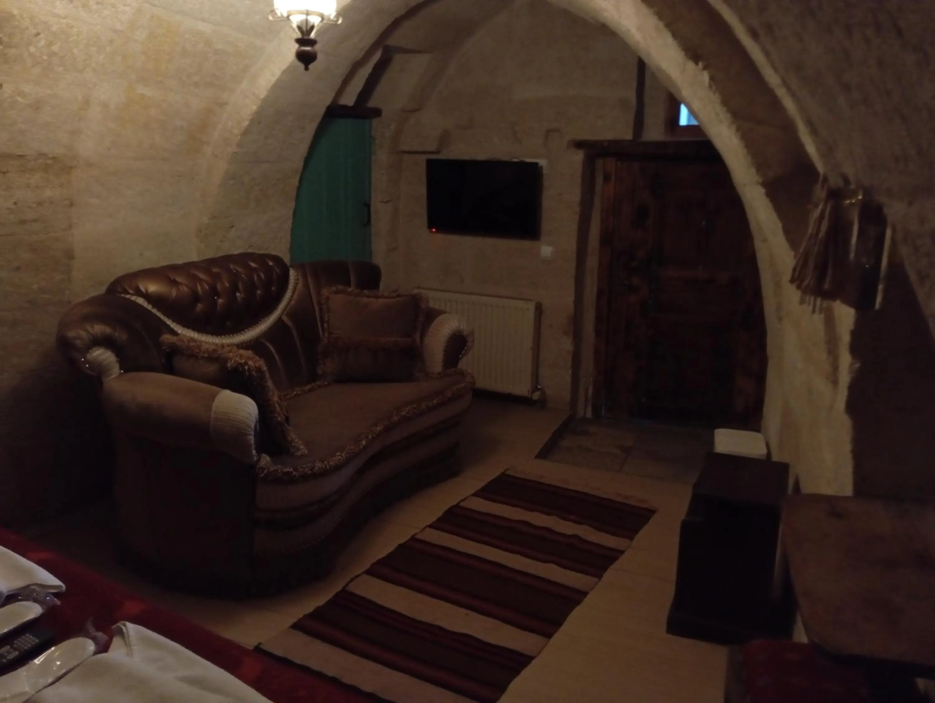 Seating area in Sandık cave suites