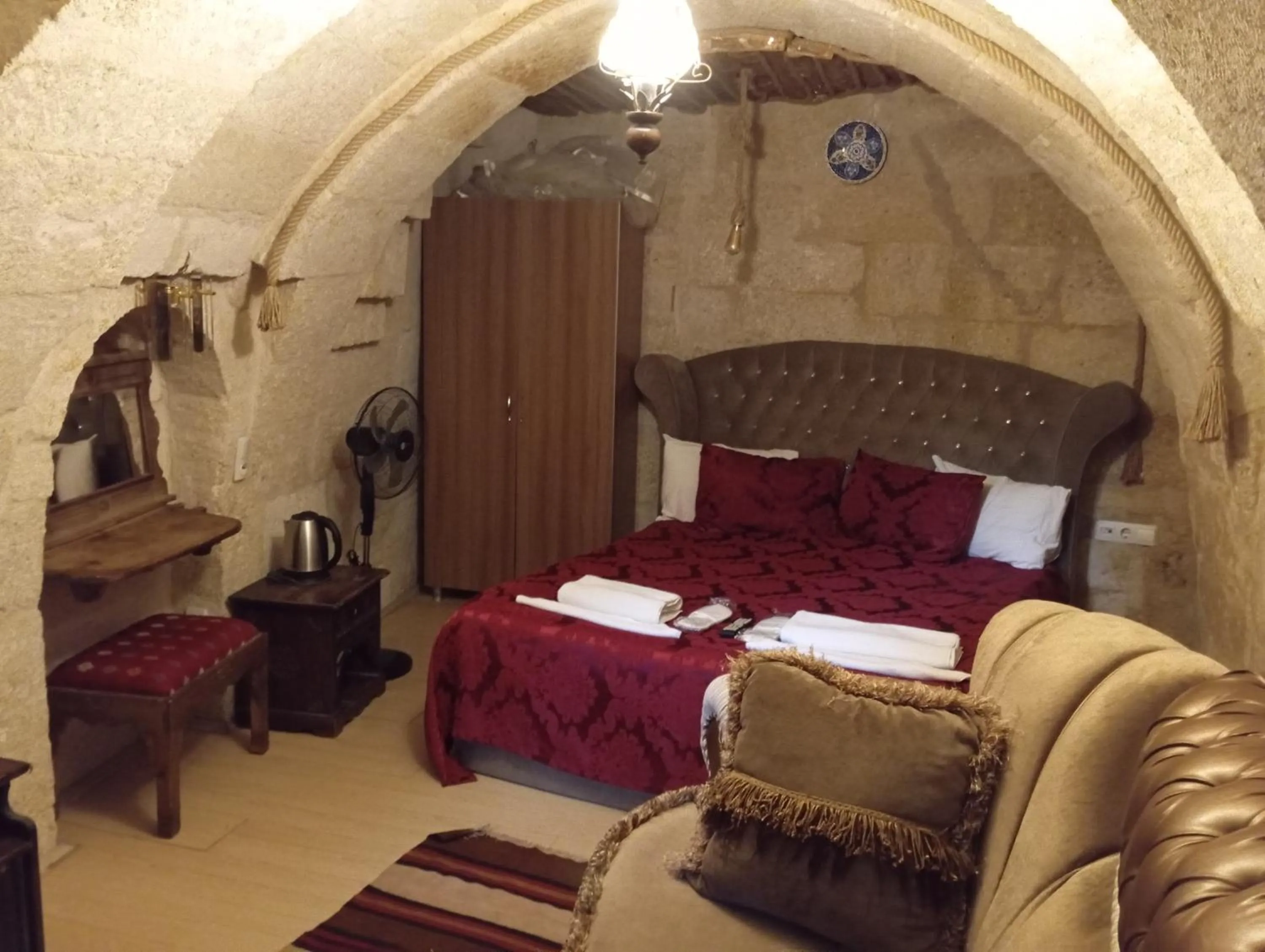 Photo of the whole room, Bed in Sandık cave suites