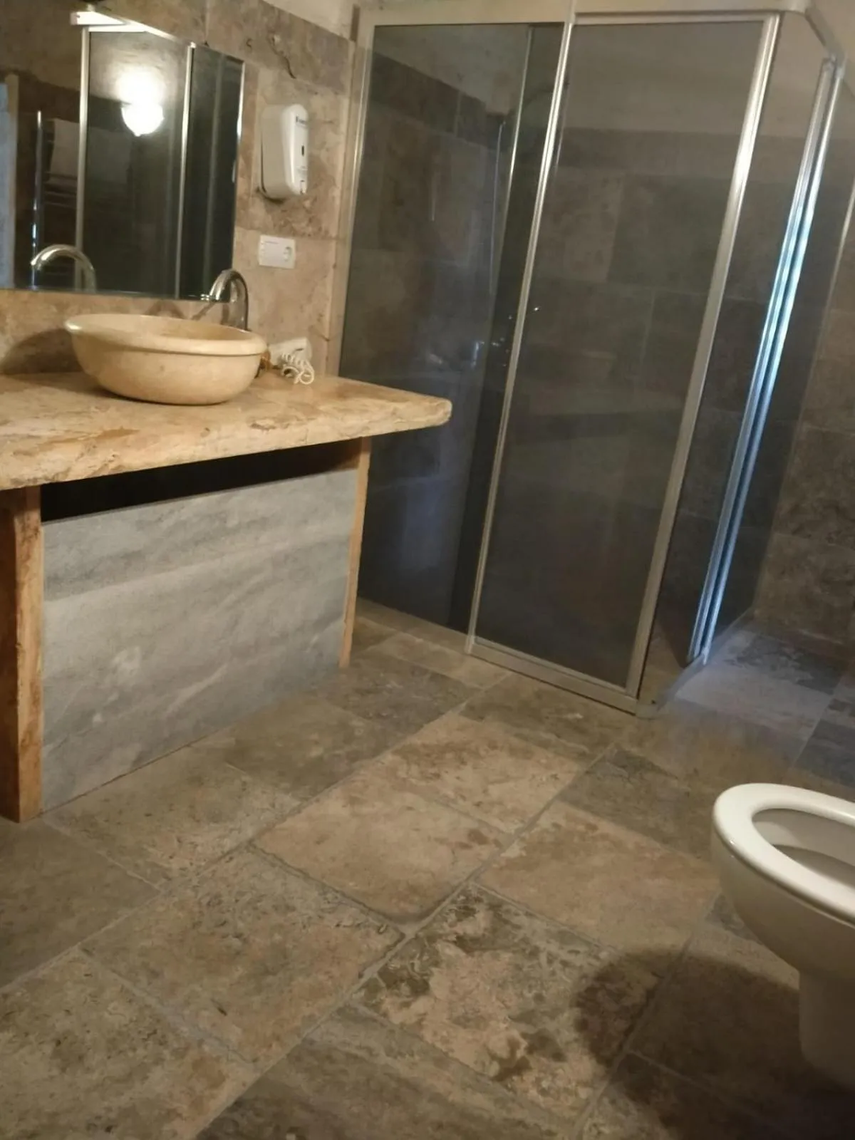 Shower in Sandık cave suites