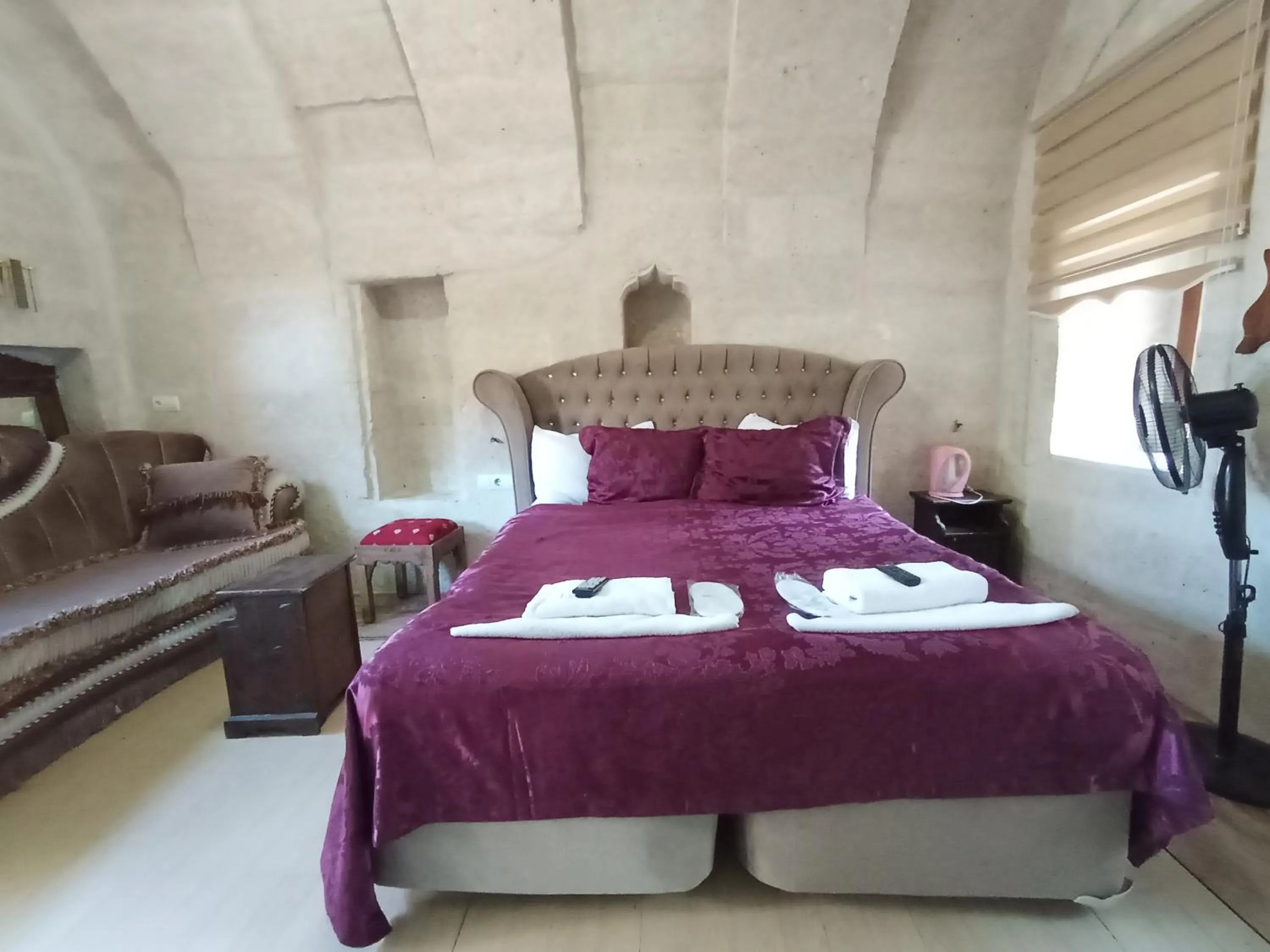 Photo of the whole room, Bed in Sandık cave suites
