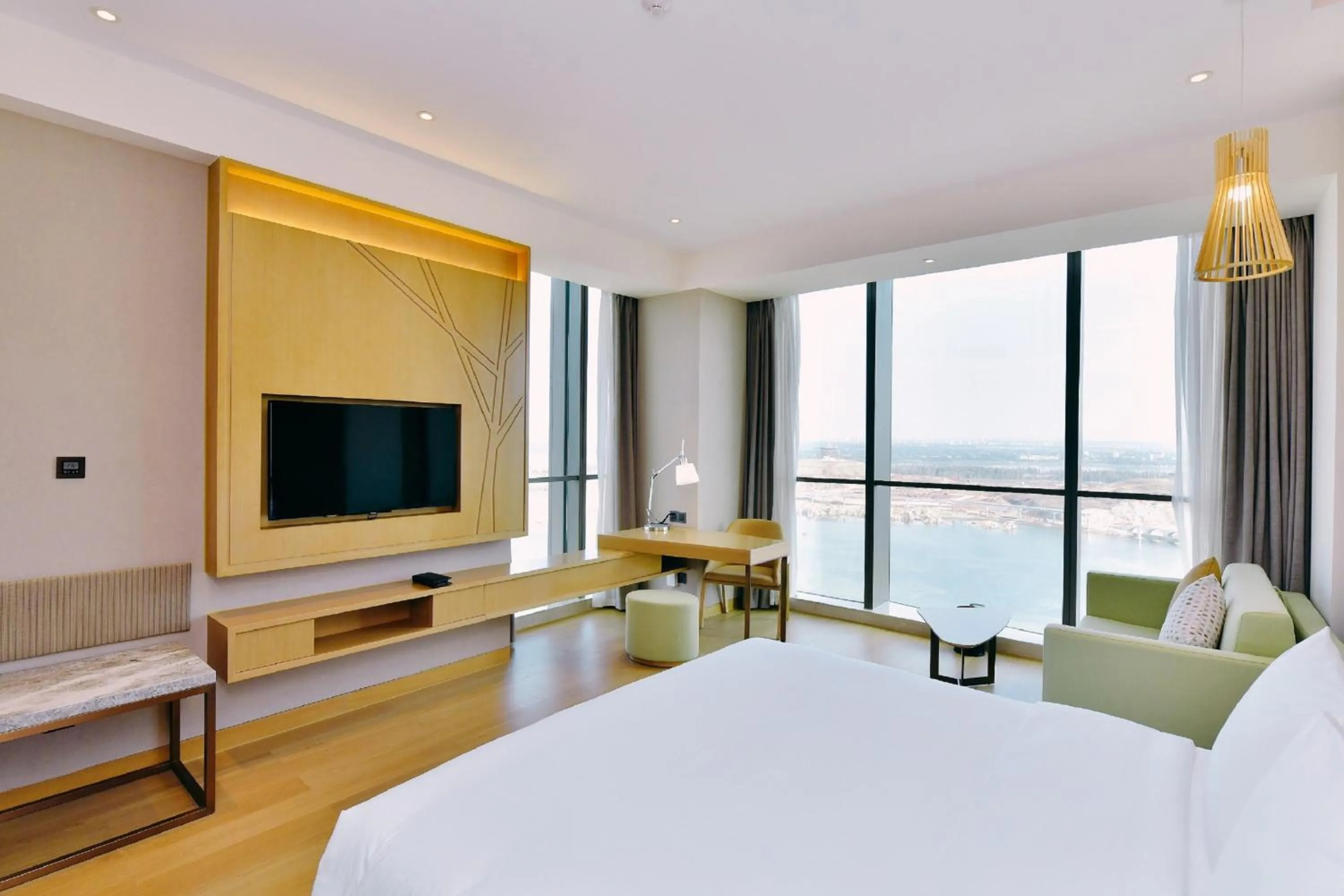 Photo of the whole room, Bed in Holiday Inn Changsha Dawangshan by IHG