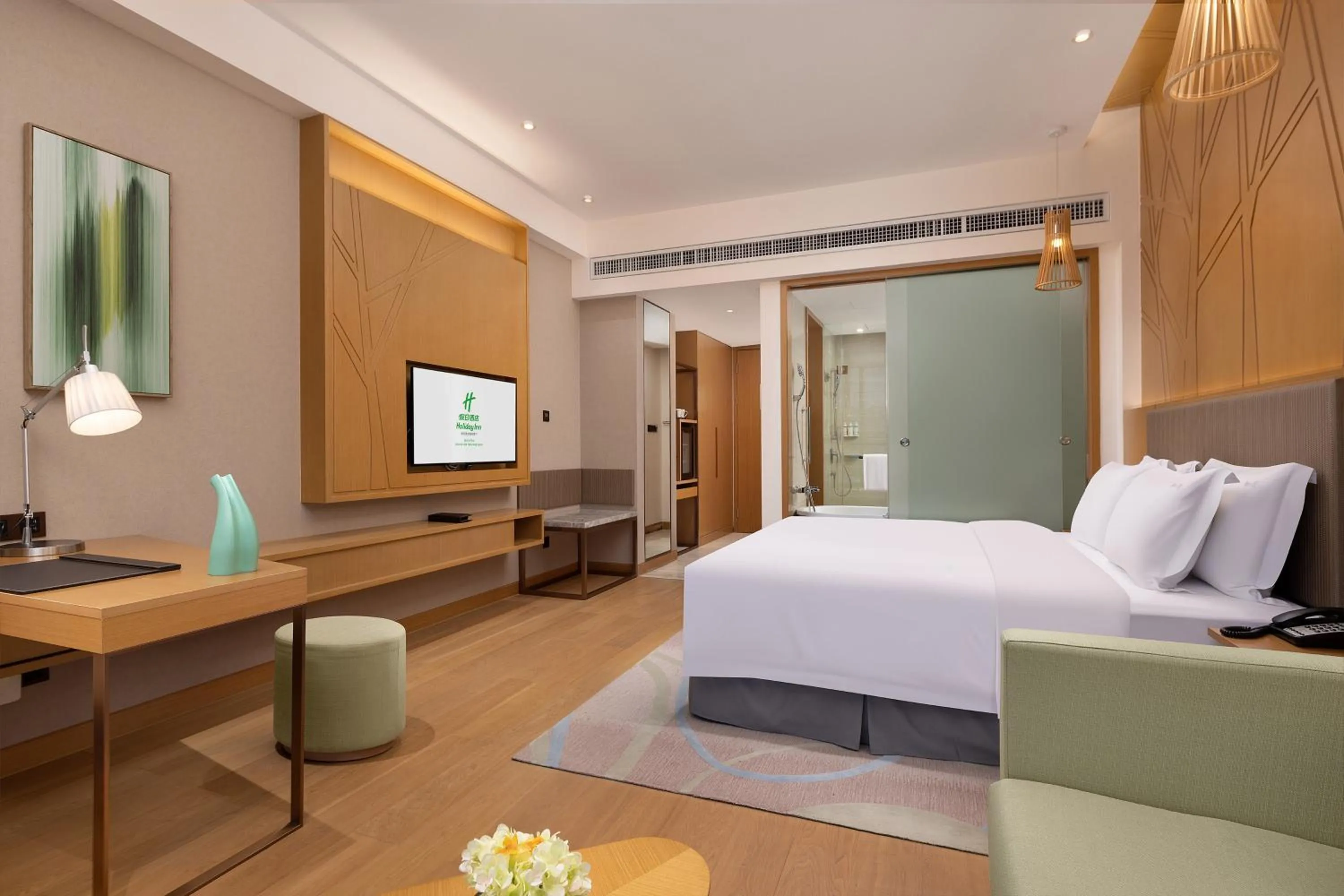Photo of the whole room, Bed in Holiday Inn Changsha Dawangshan by IHG