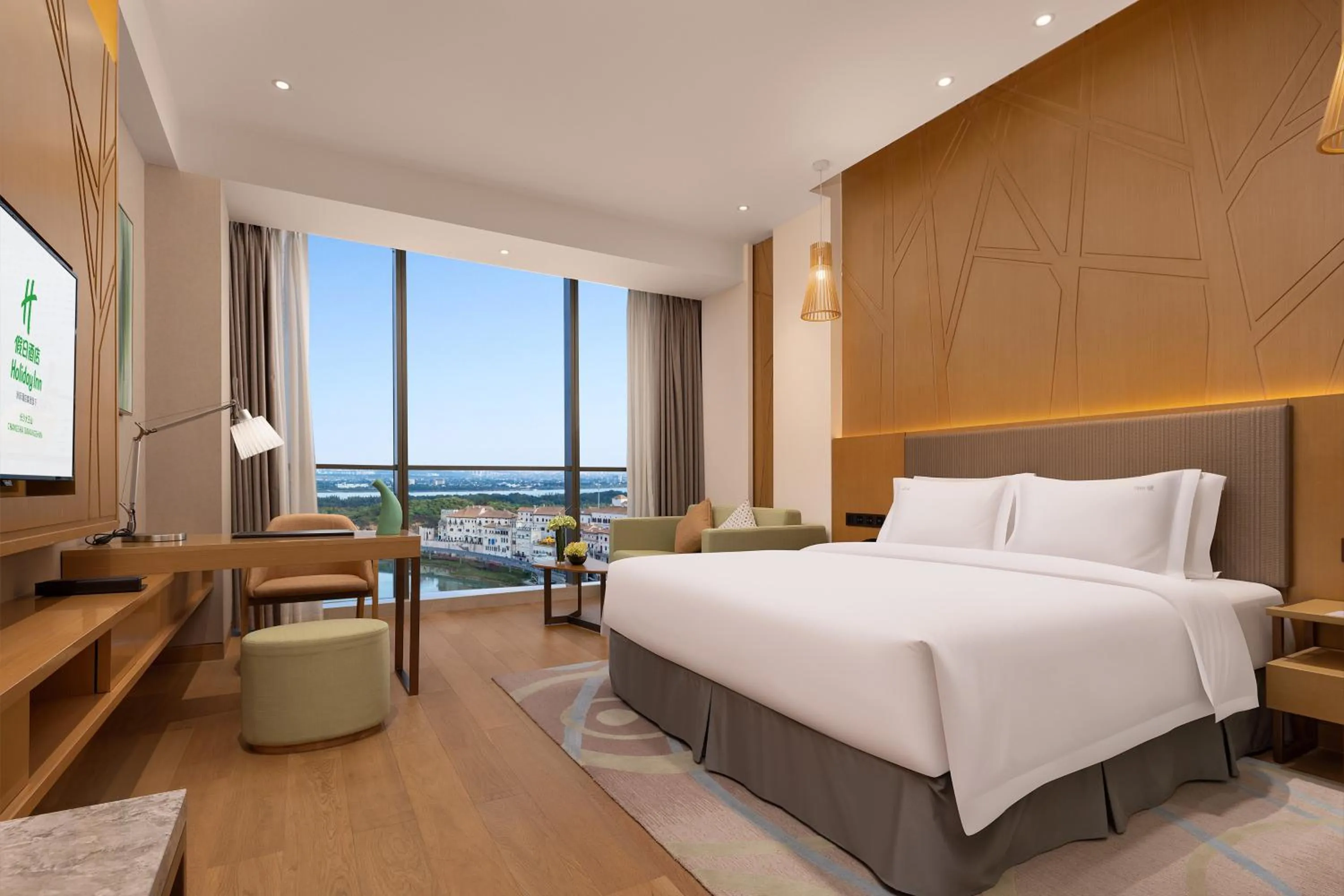 Photo of the whole room, Bed in Holiday Inn Changsha Dawangshan by IHG