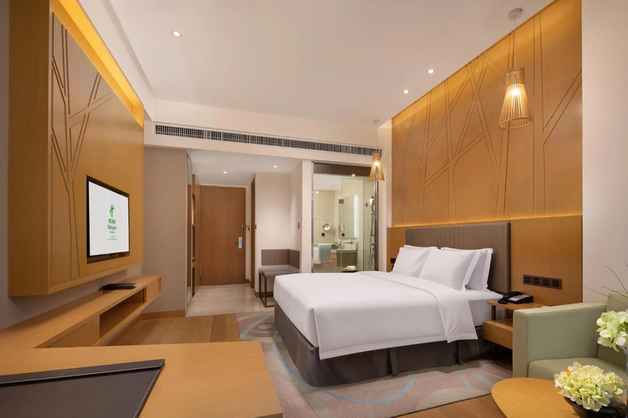 Photo of the whole room, Bed in Holiday Inn Changsha Dawangshan by IHG