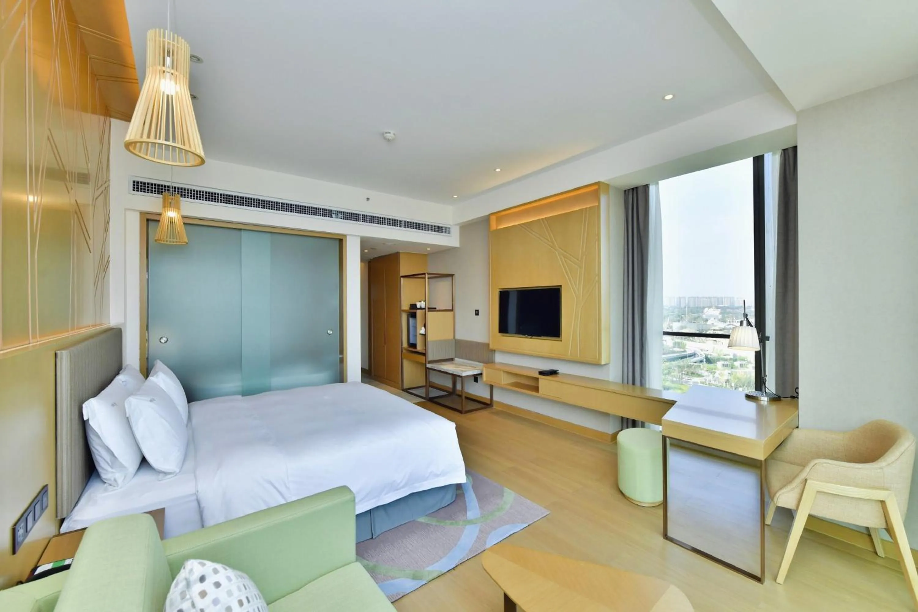 Photo of the whole room, Bed in Holiday Inn Changsha Dawangshan by IHG