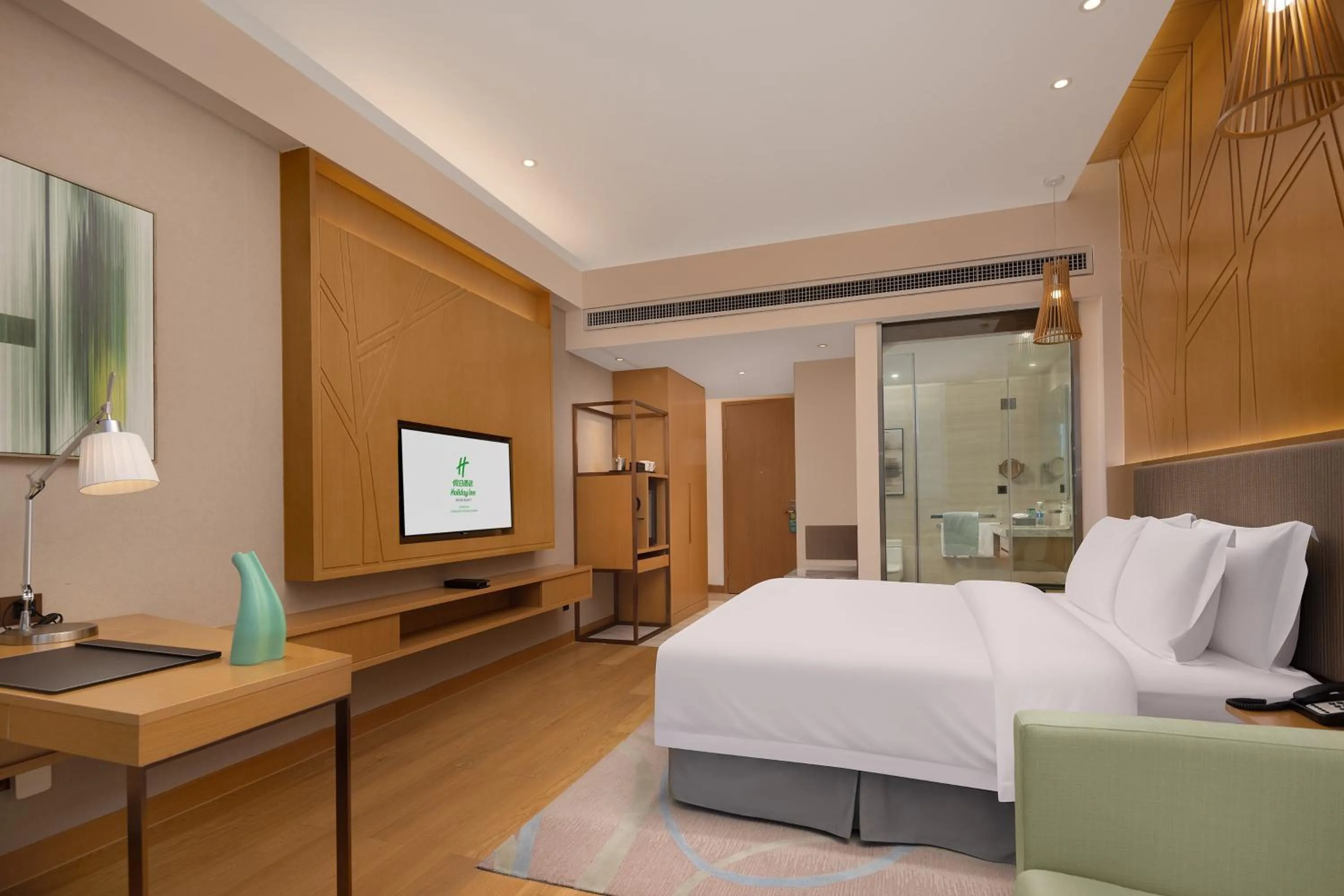 Photo of the whole room, Bed in Holiday Inn Changsha Dawangshan by IHG
