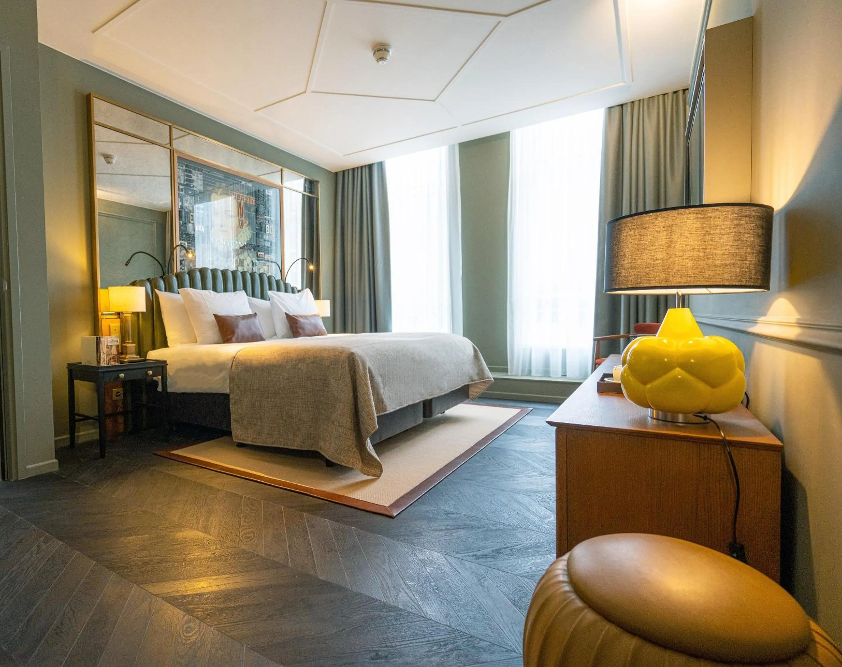 Photo of the whole room, Bed in The Collector