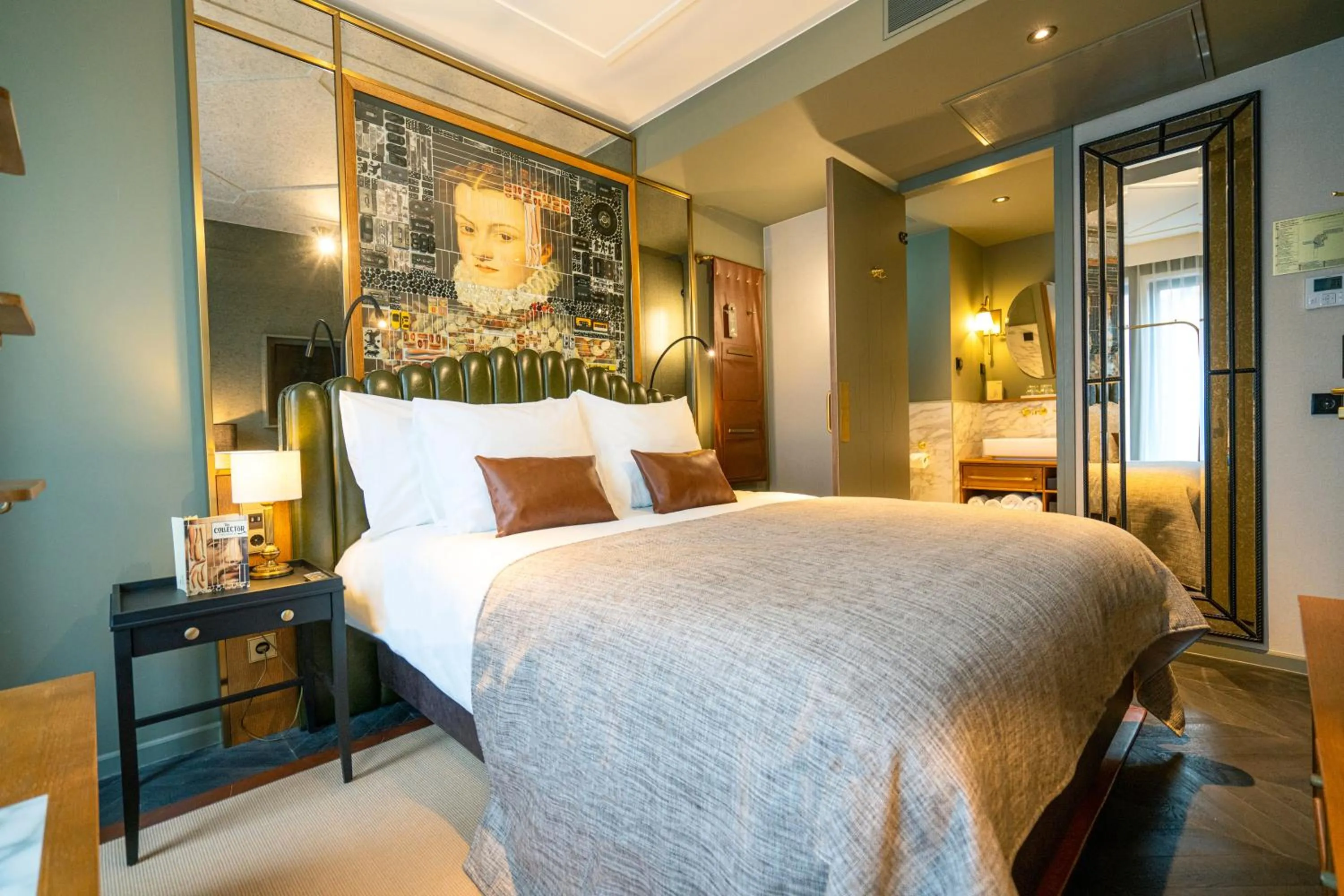 Photo of the whole room, Bed in The Collector