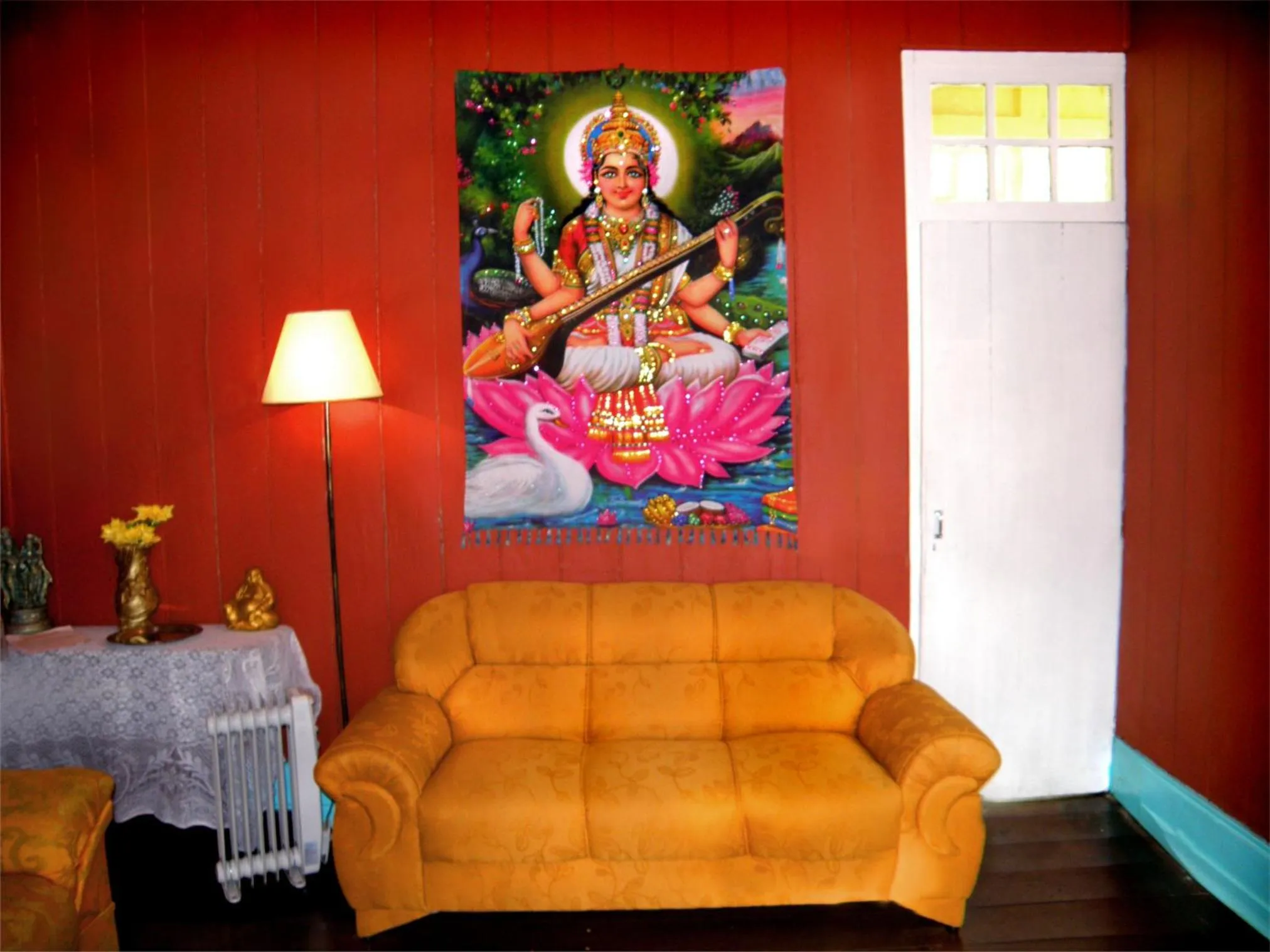 Communal lounge/ TV room in Pousada Shamballah Paranapiacaba