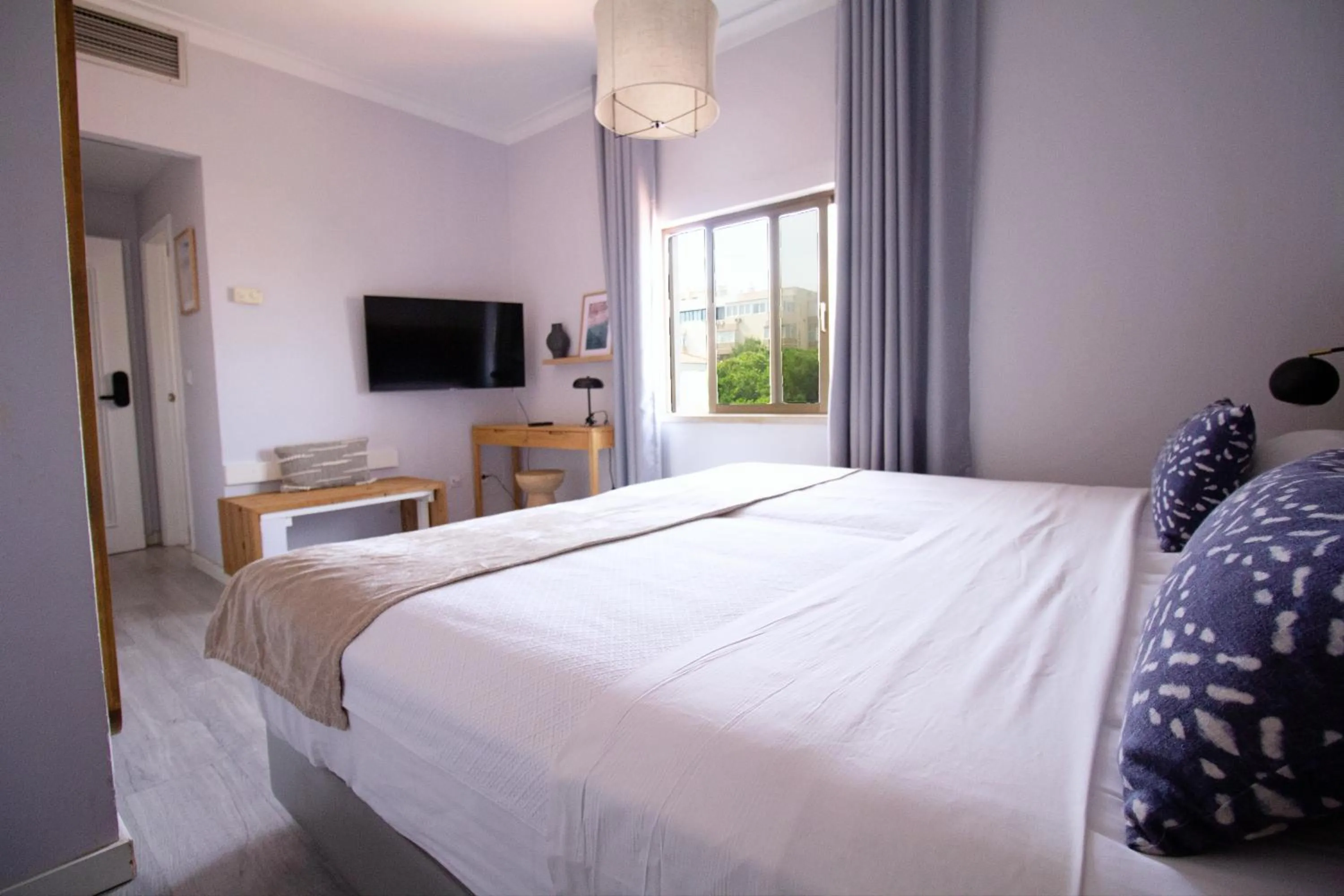 Photo of the whole room, Bed in WOT Costa da Caparica Soul