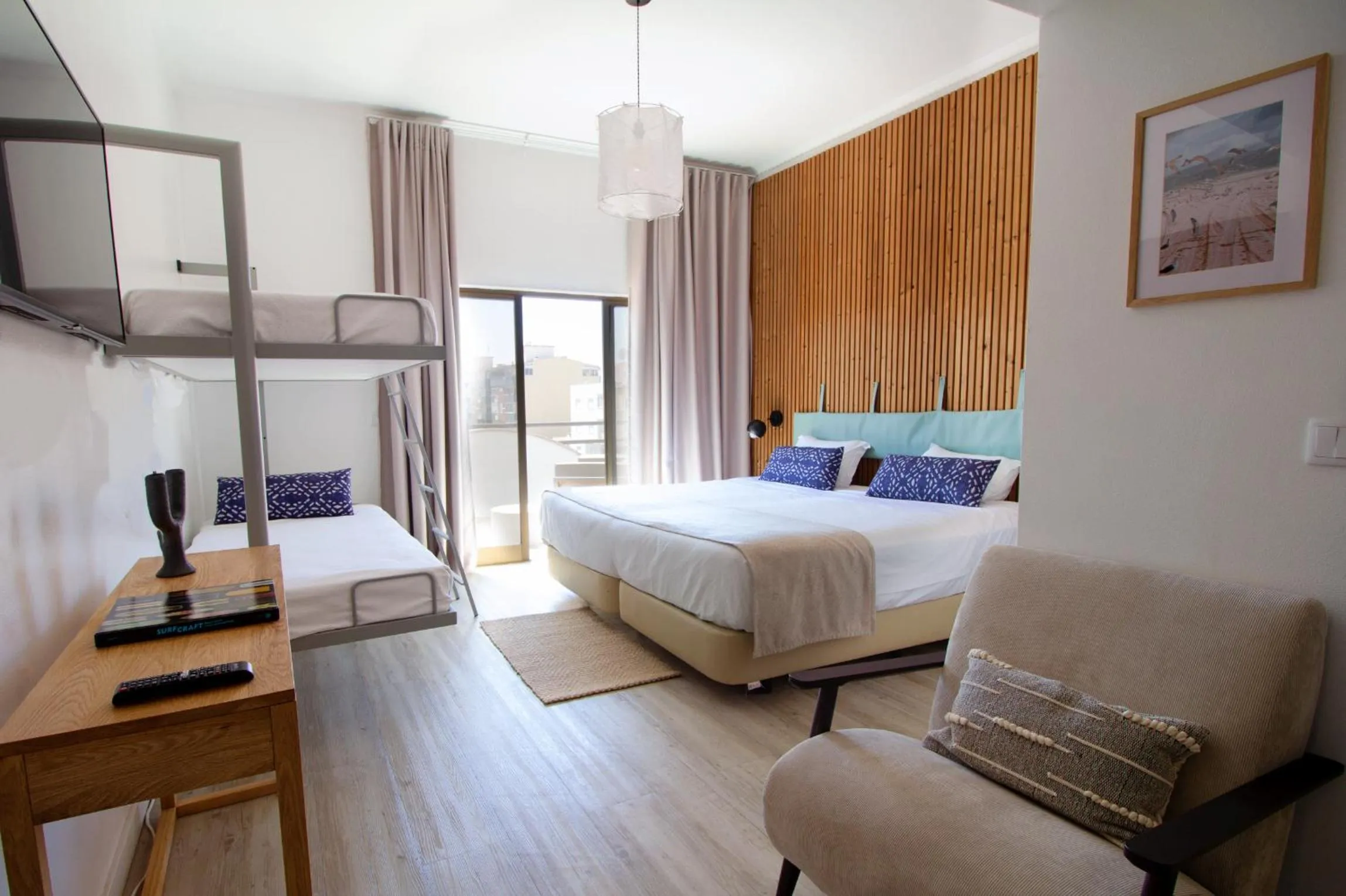 Photo of the whole room, Bed in WOT Costa da Caparica Soul