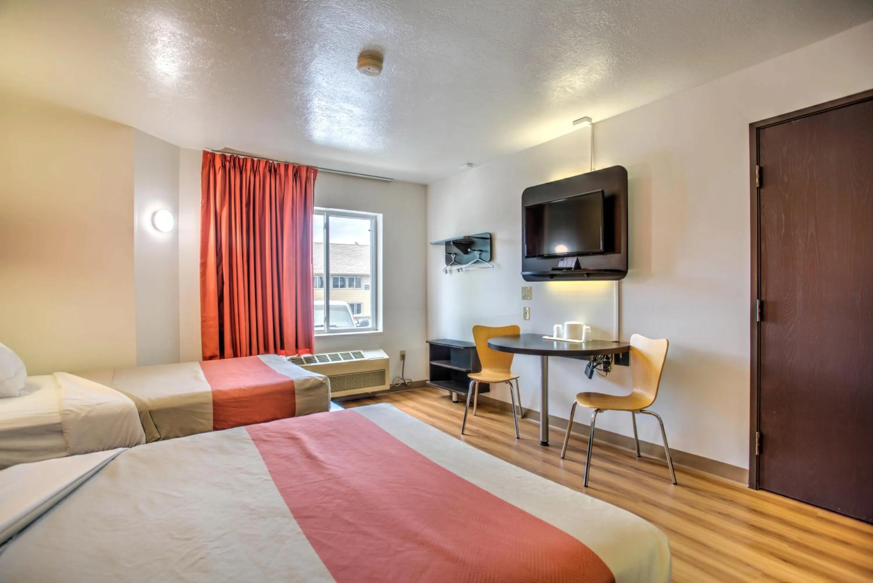 Photo of the whole room, Bed in Motel 6-Bozeman, MT