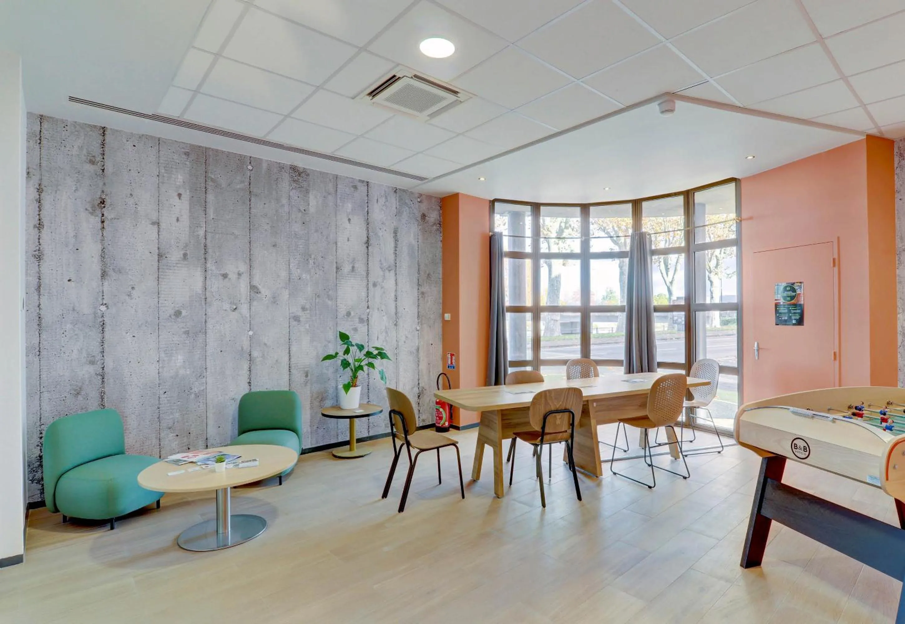 Seating area in B&B HOTEL Montluçon Centre