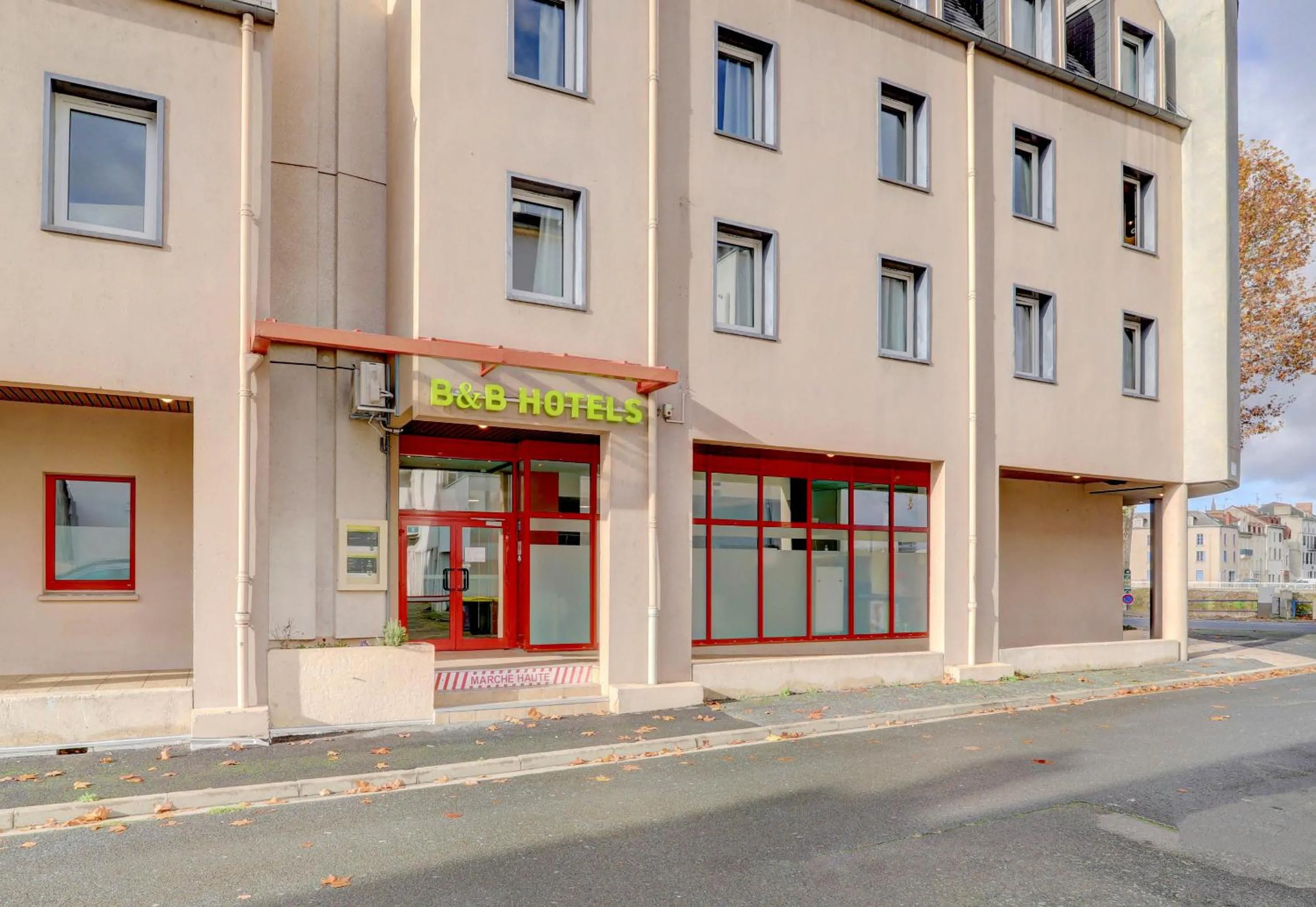 Facade/entrance in B&B HOTEL Montluçon Centre