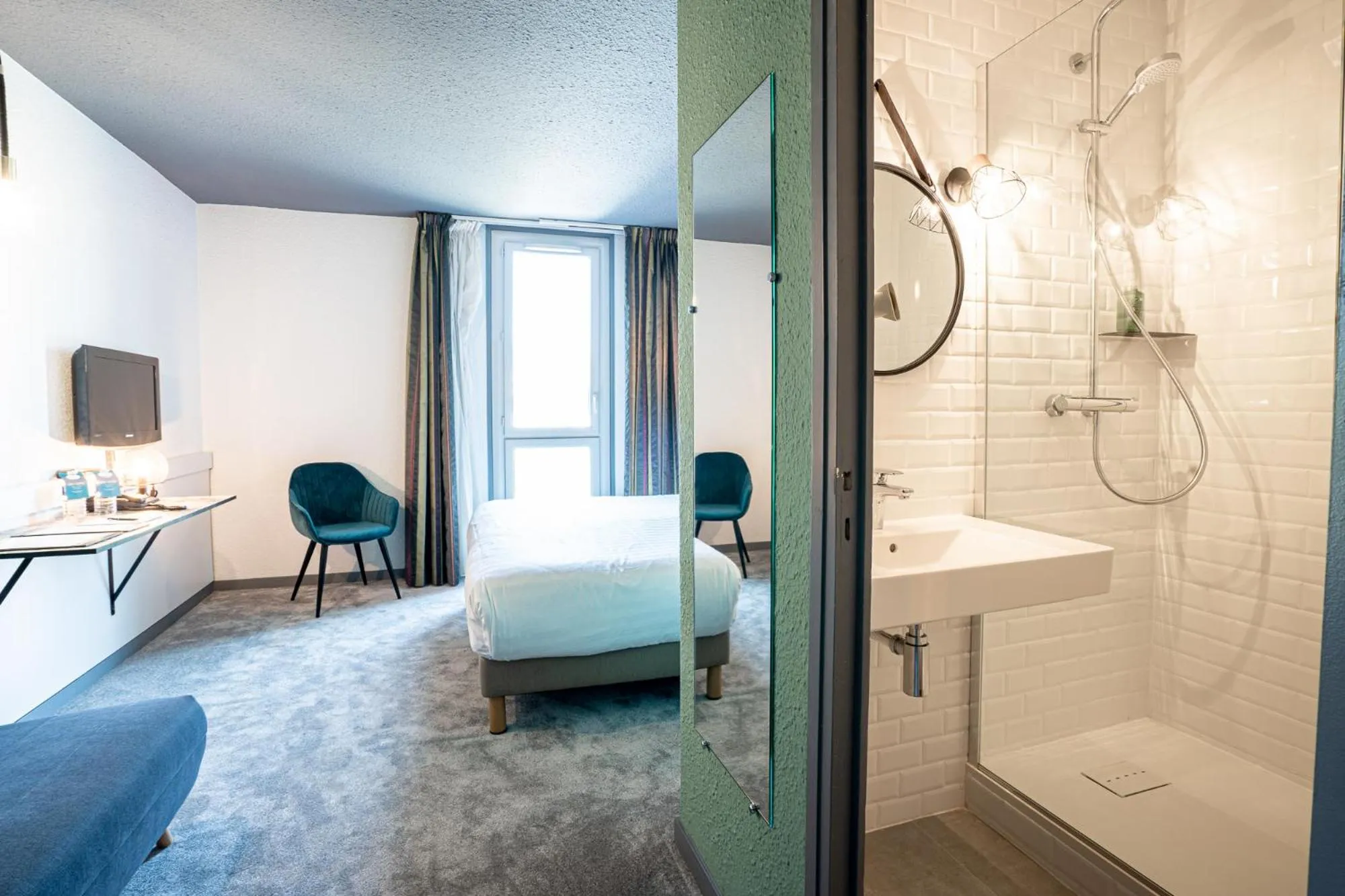 Photo of the whole room, Bed in PoMo Hôtel & Restaurant