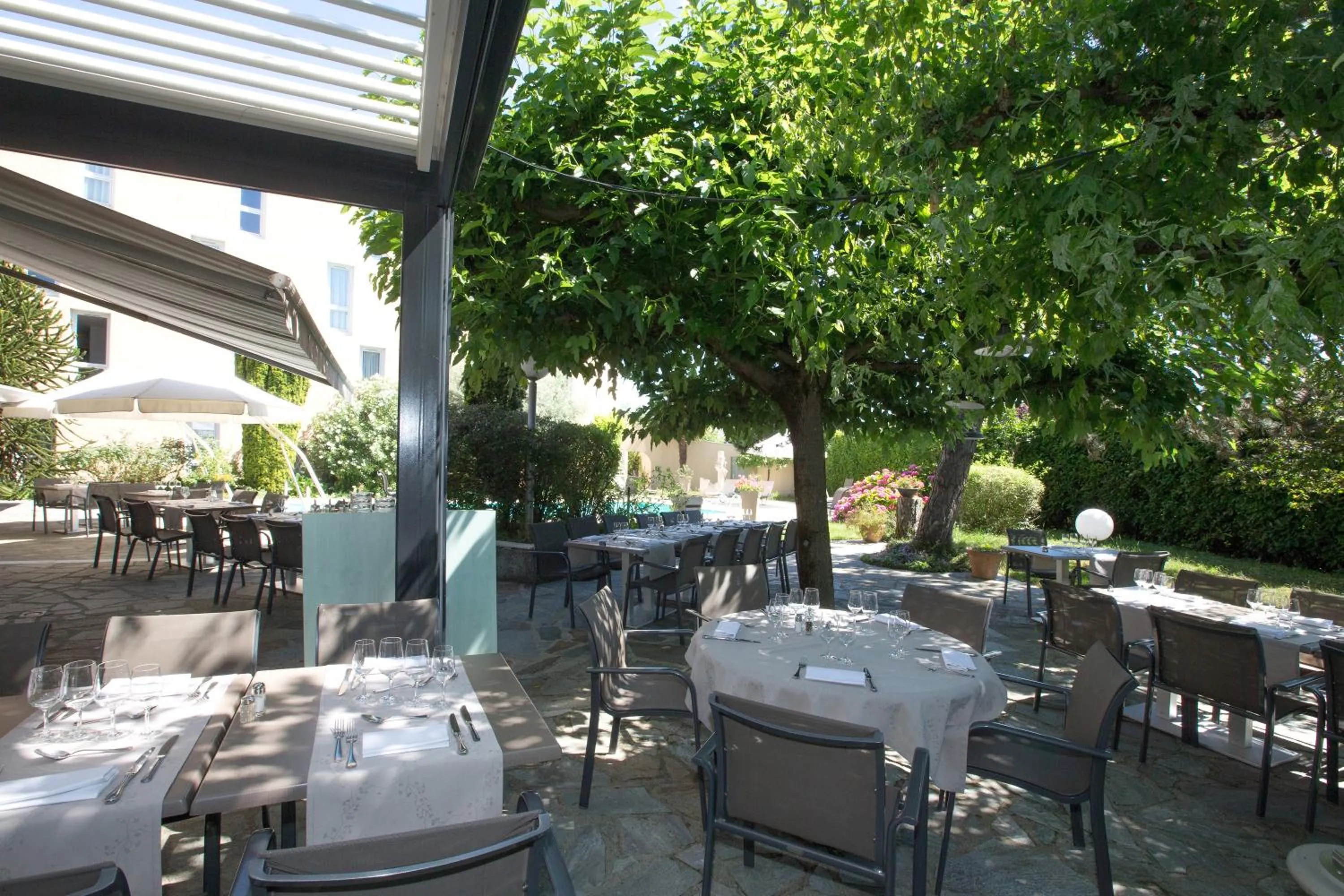 Restaurant/places to eat in PoMo Hôtel & Restaurant