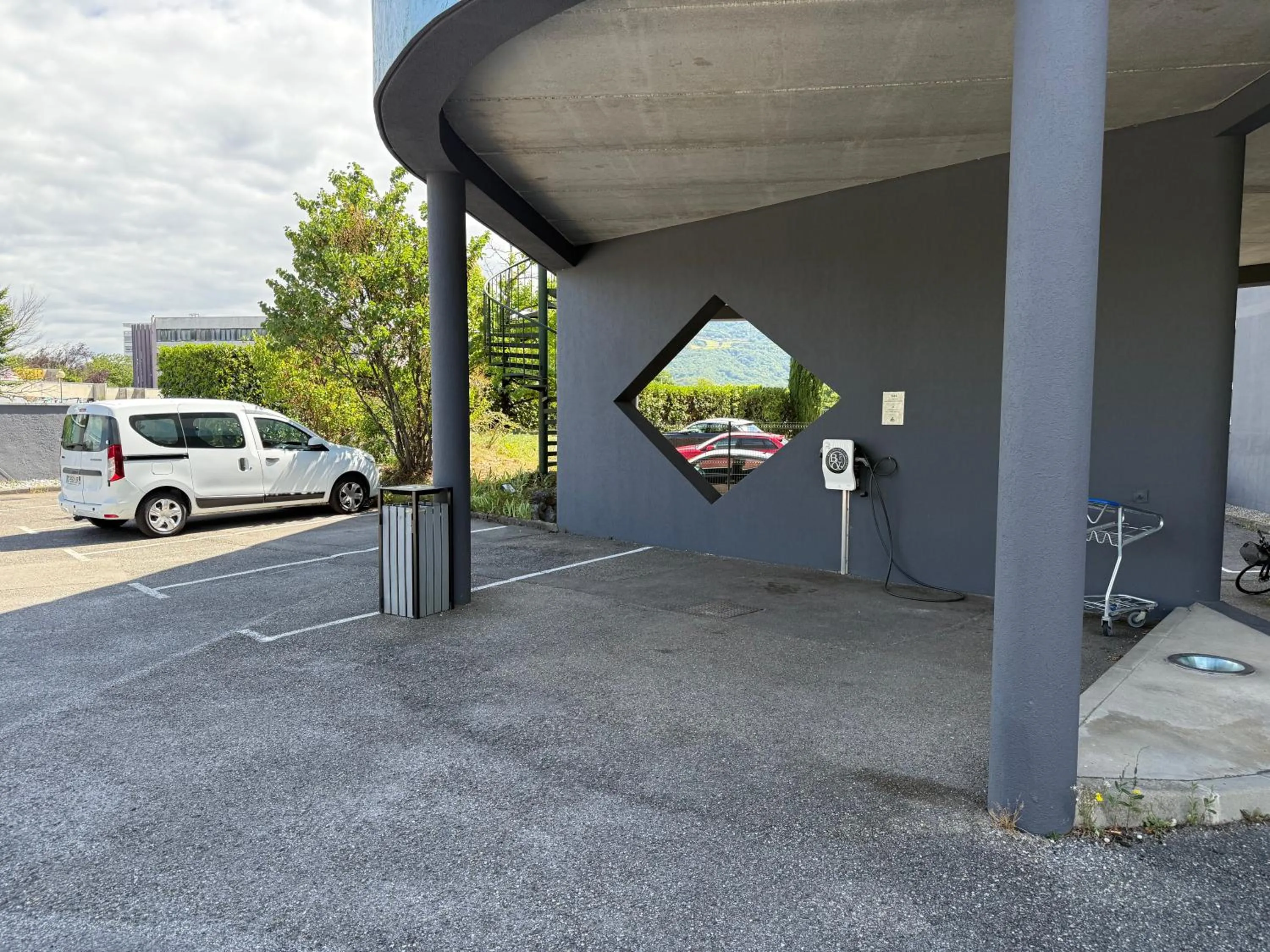 Parking in PoMo Hôtel & Restaurant