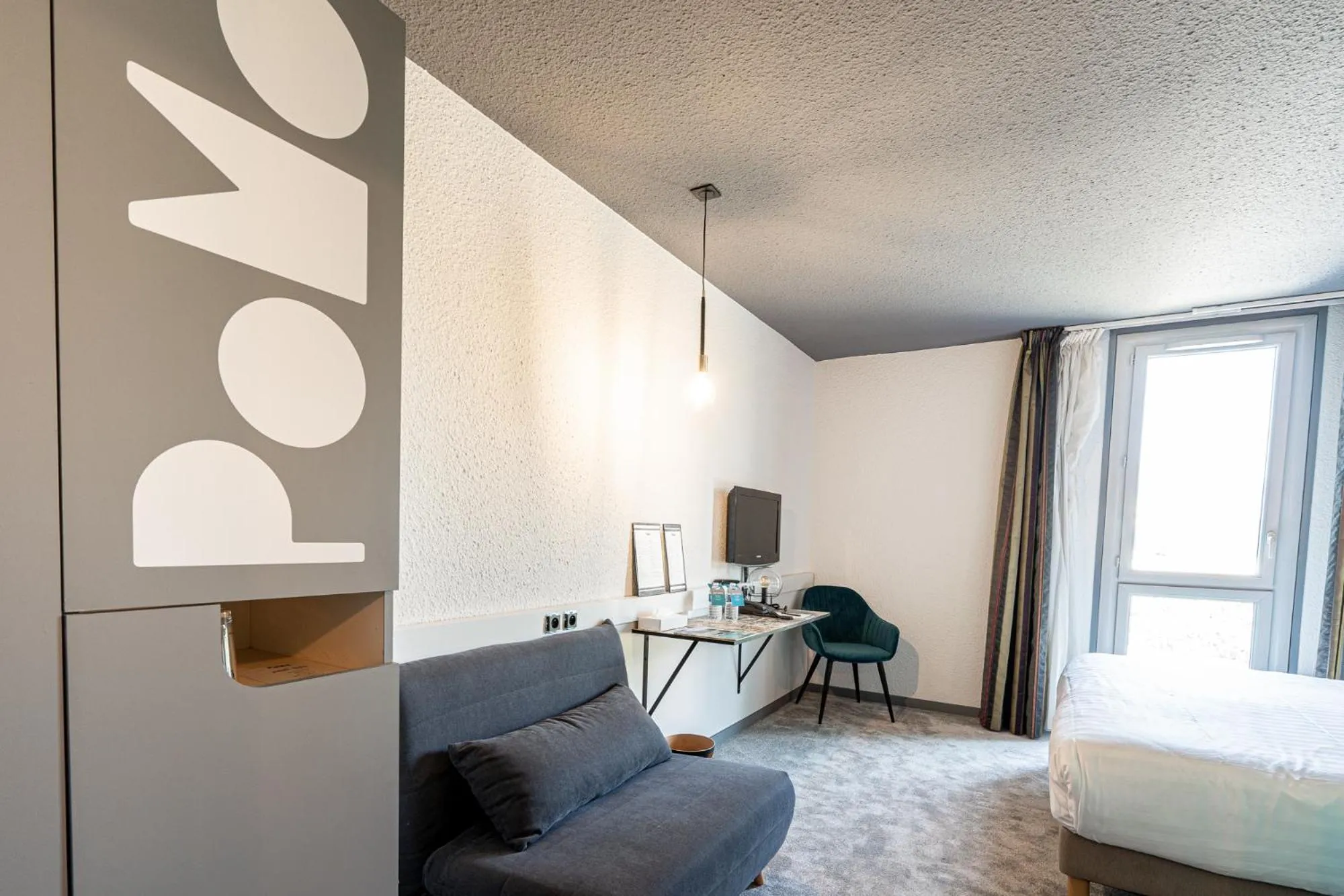 Photo of the whole room, Bed in PoMo Hôtel & Restaurant