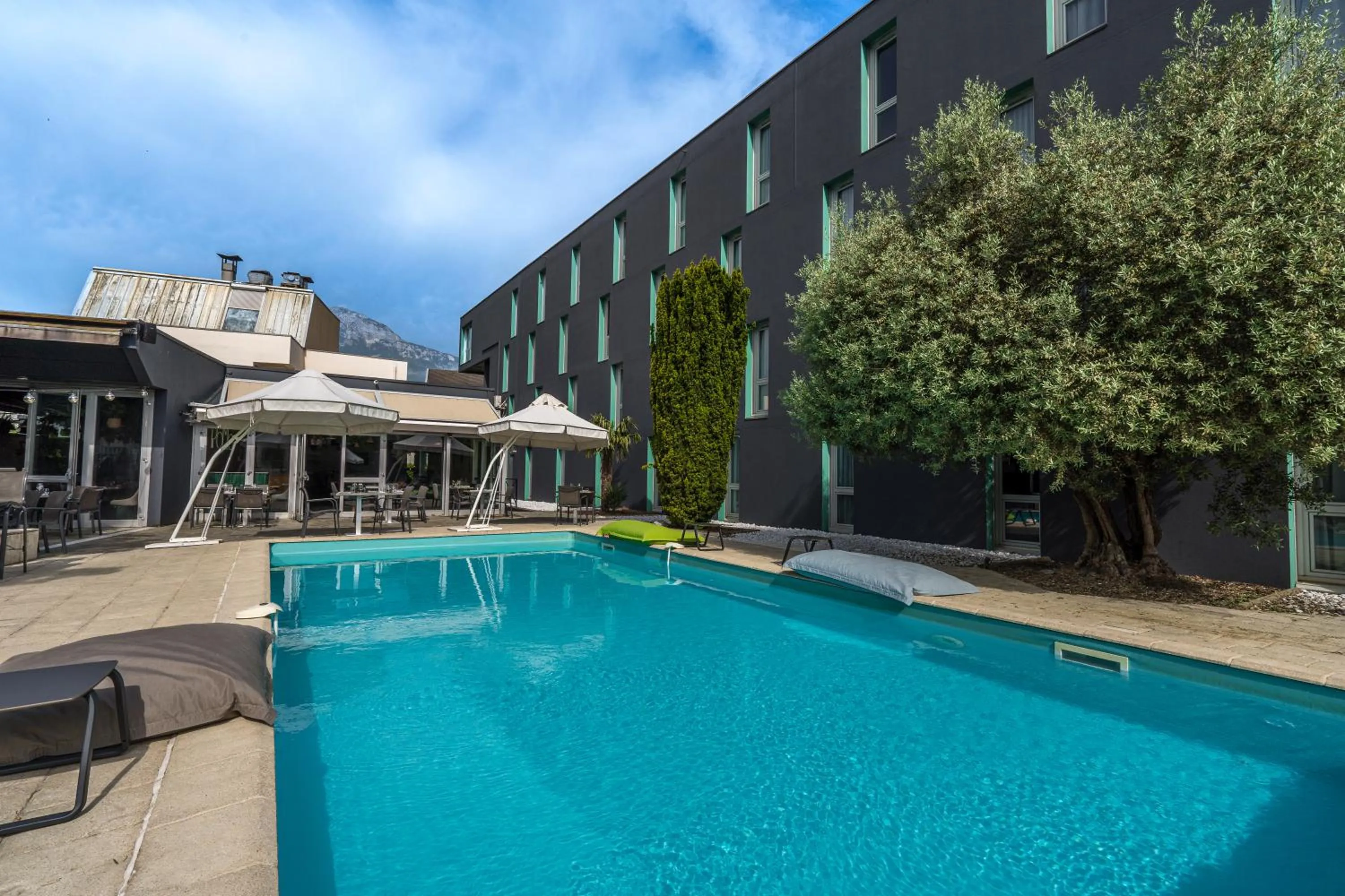 Pool view in PoMo Hôtel & Restaurant