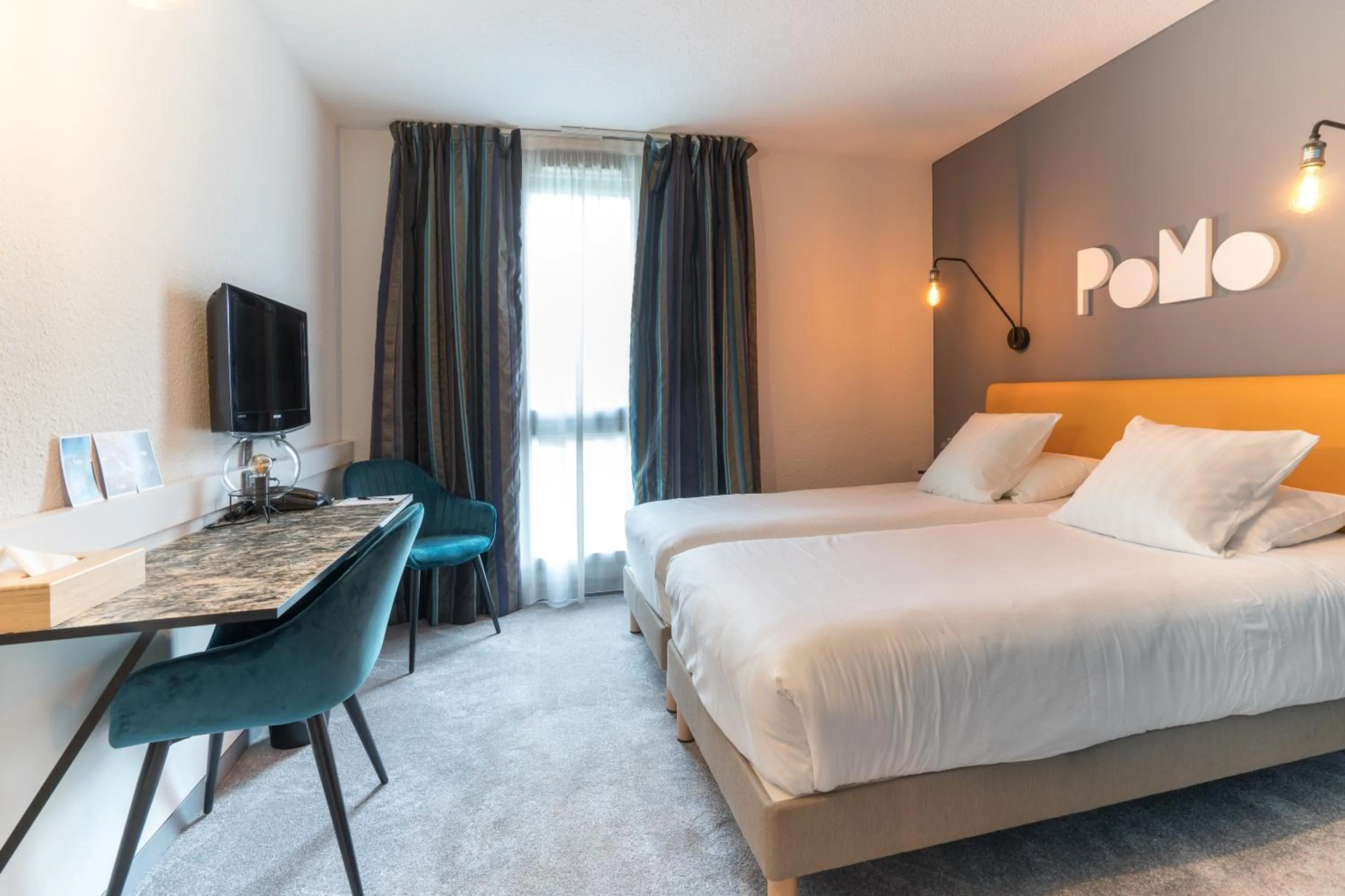 Bed in PoMo Hôtel & Restaurant