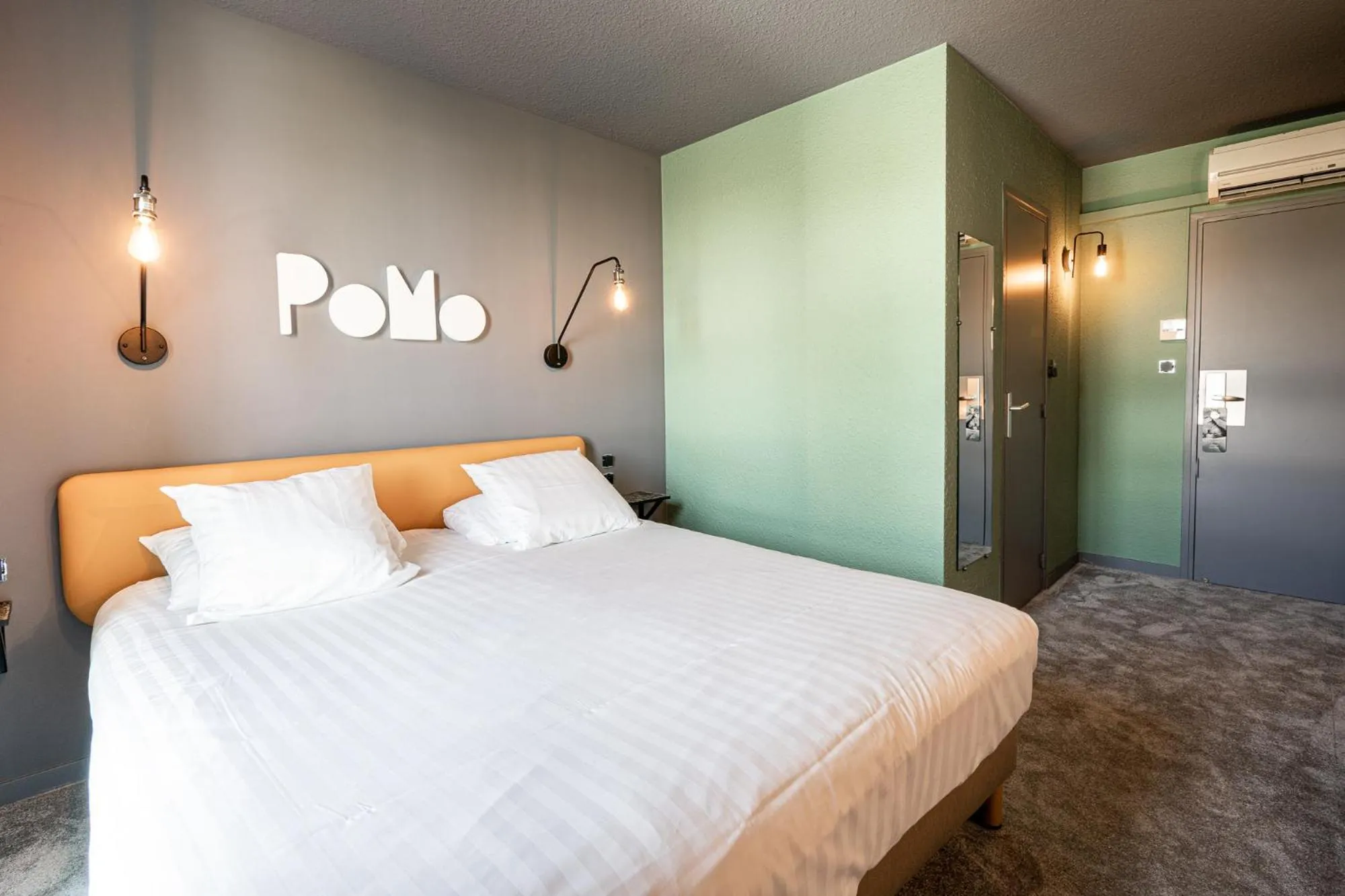 Bed in PoMo Hôtel & Restaurant