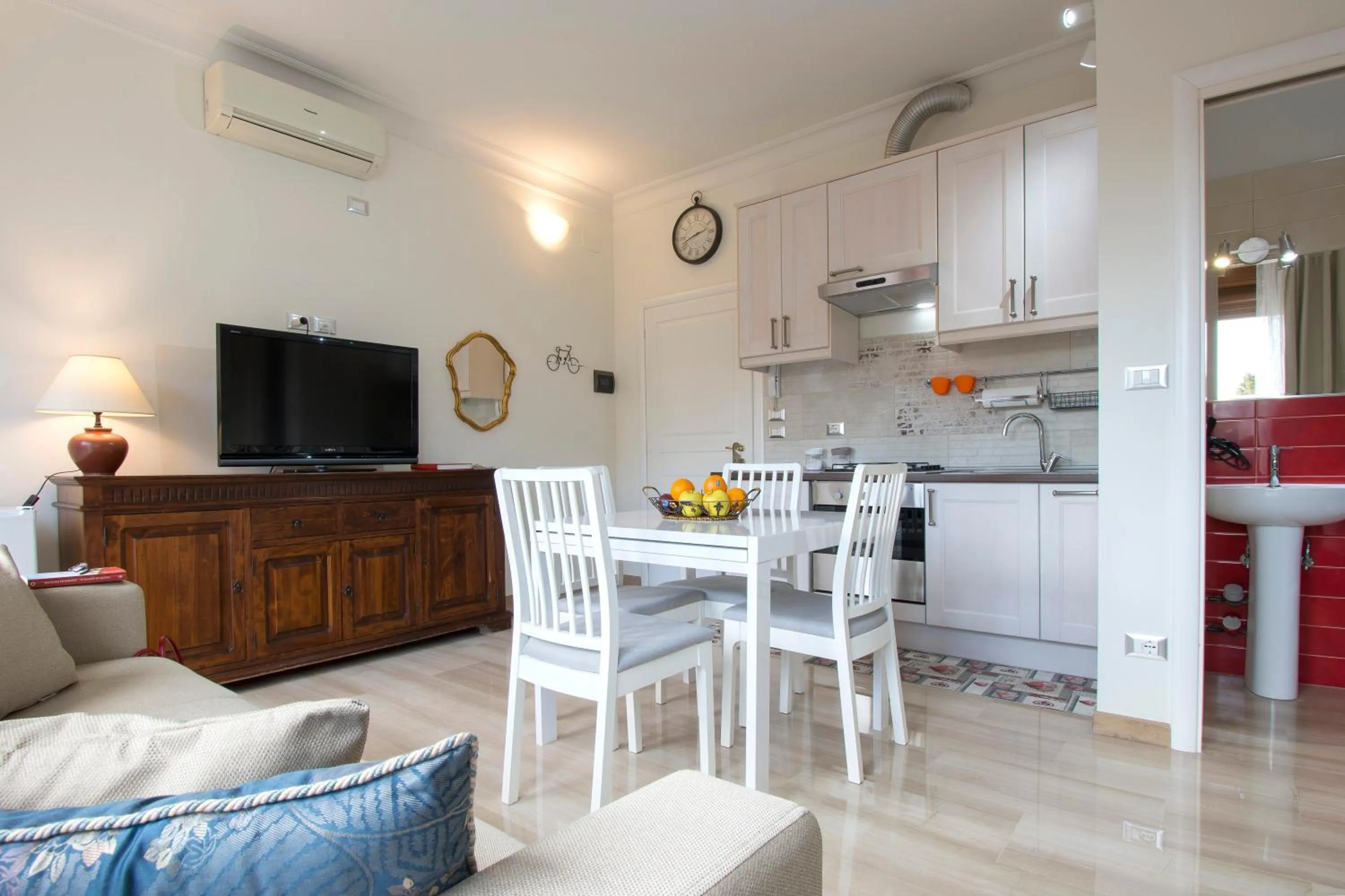 Photo of the whole room in Il Mughetto