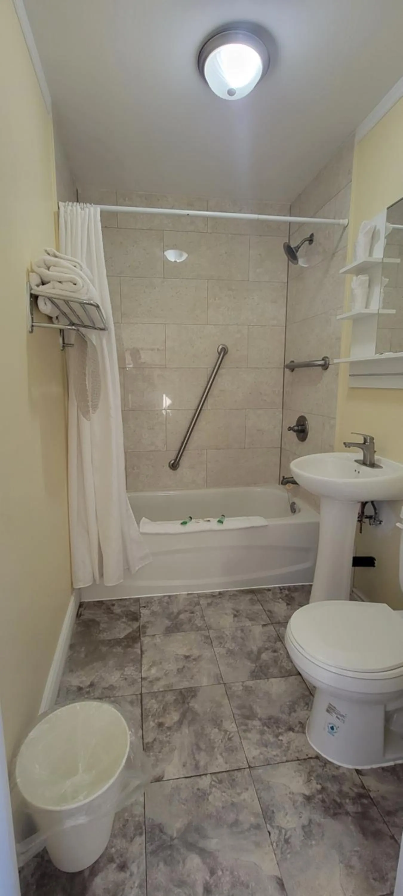 Bathroom in North Shore Wayside Inn