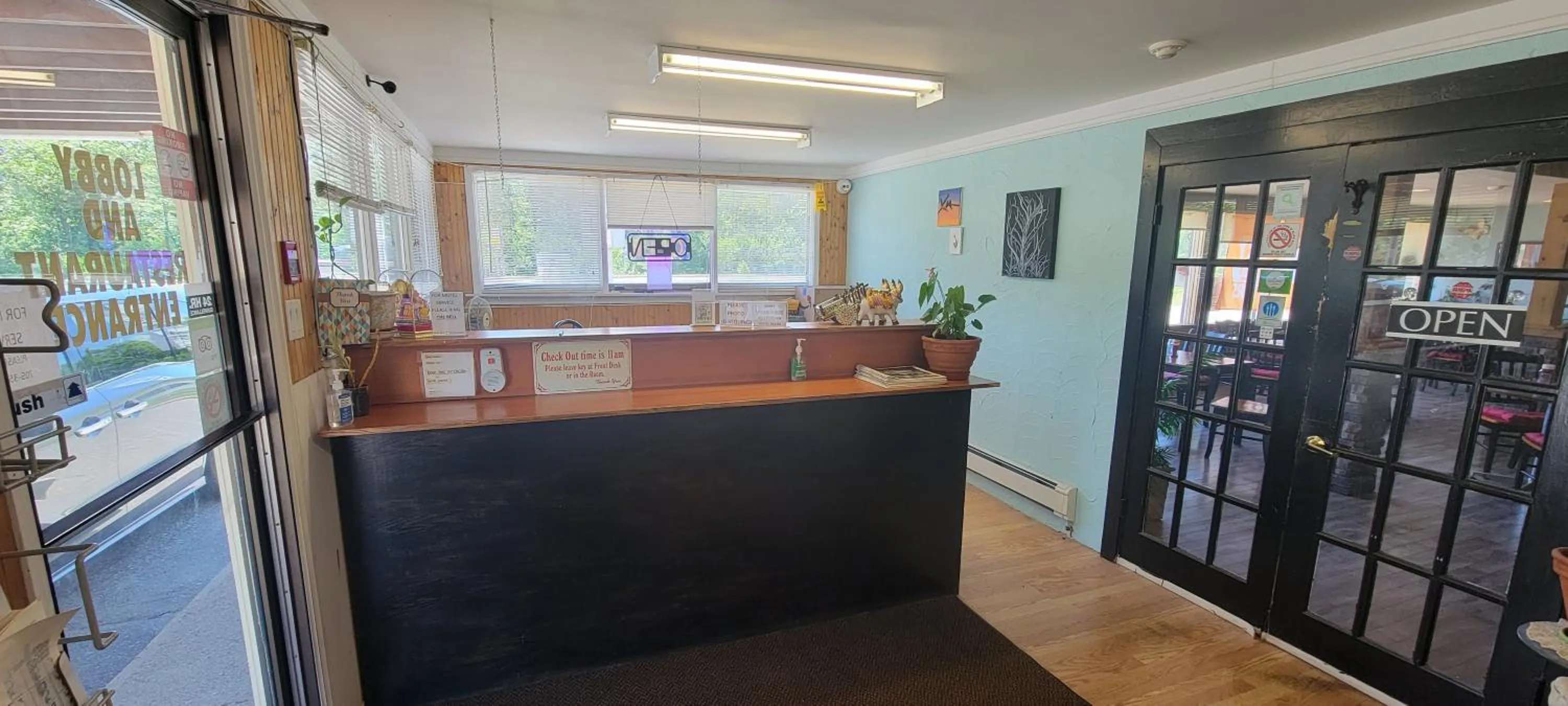 Lobby or reception in North Shore Wayside Inn