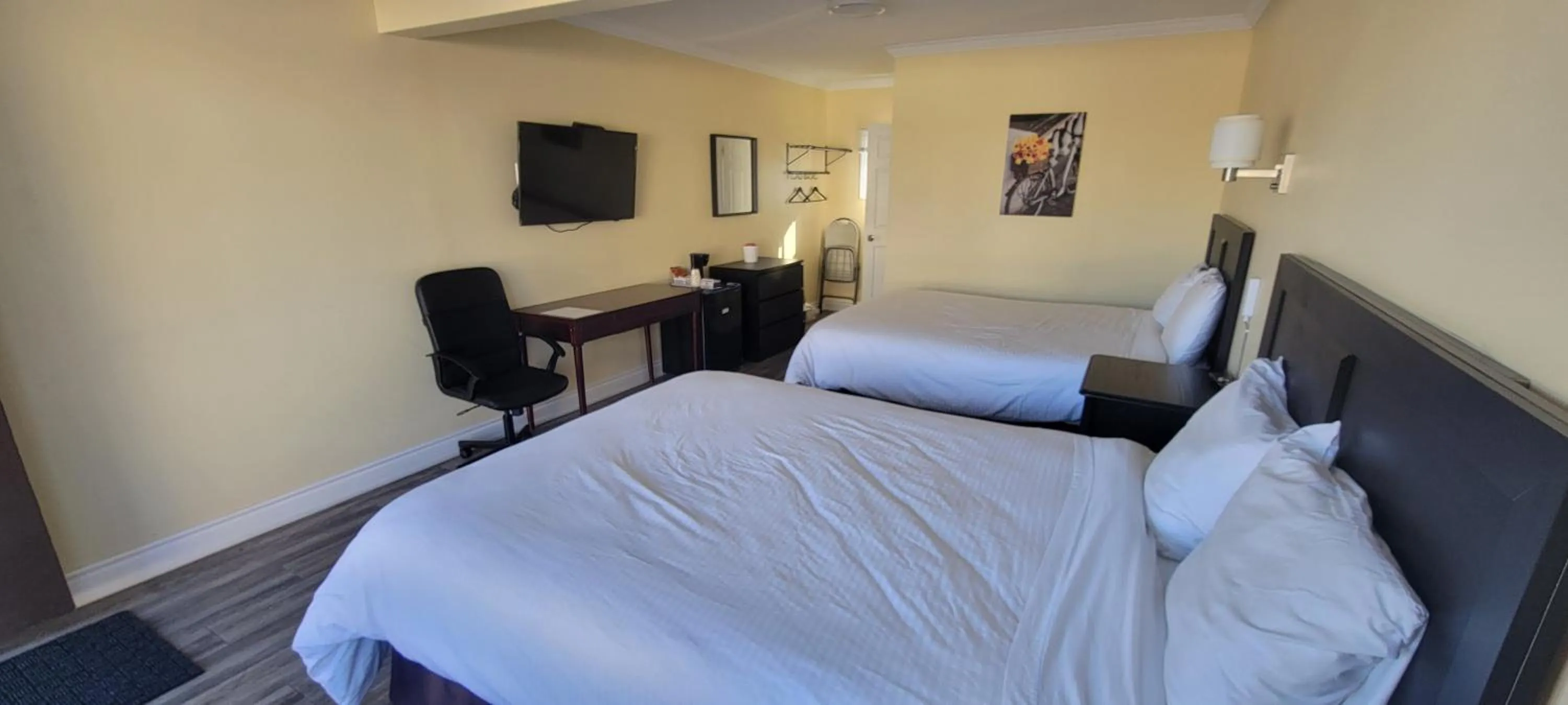 Photo of the whole room, Bed in North Shore Wayside Inn