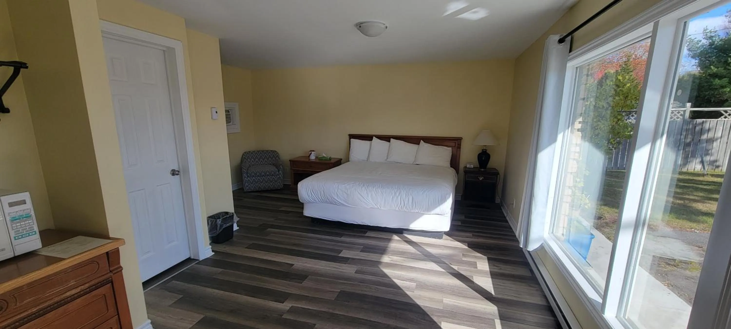 Bed in North Shore Wayside Inn