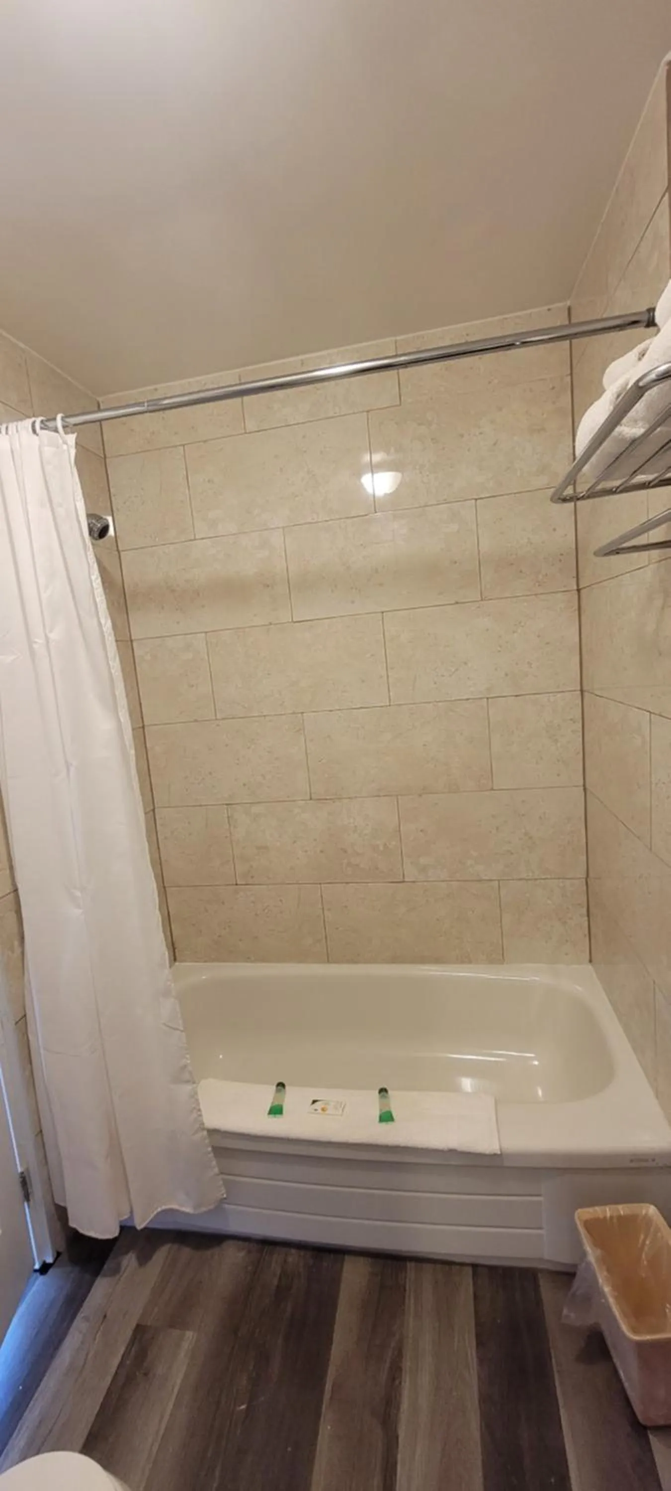 Bath in North Shore Wayside Inn