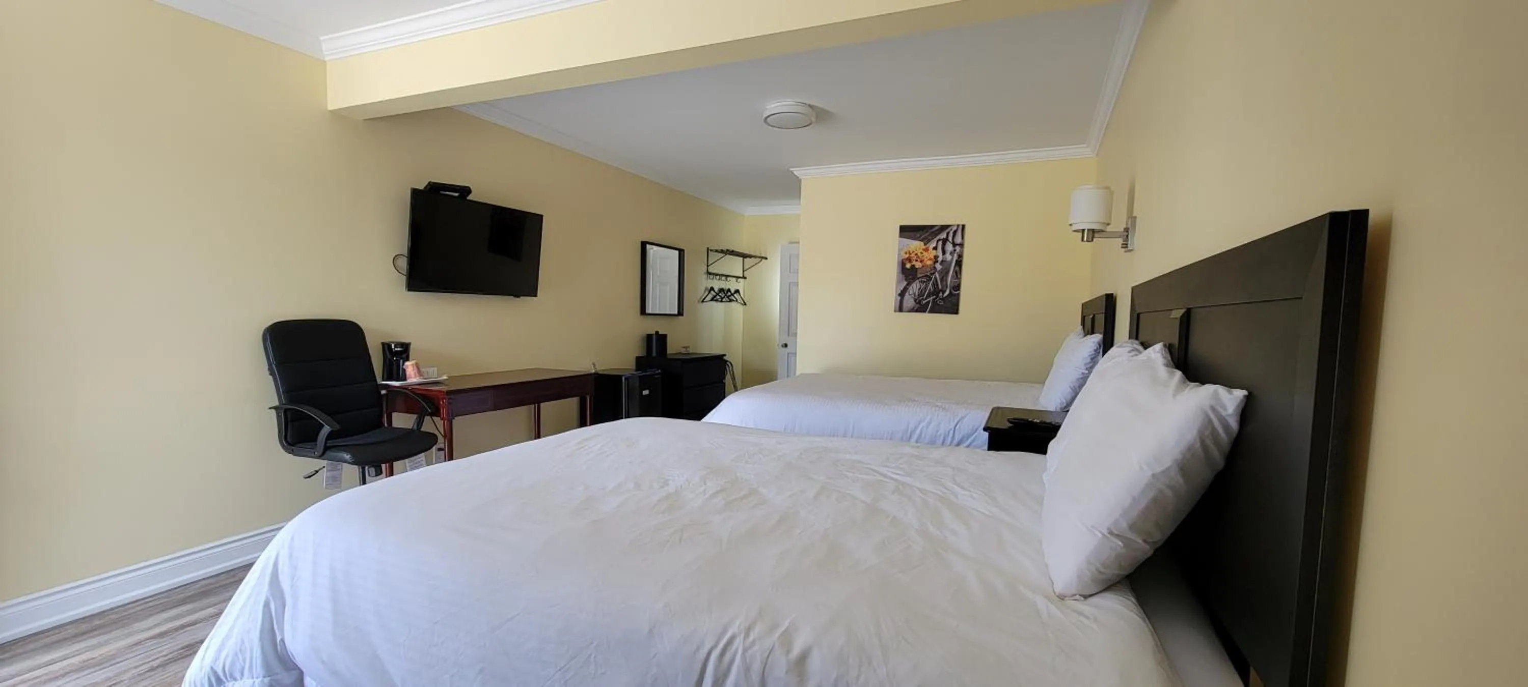 Photo of the whole room, Bed in North Shore Wayside Inn