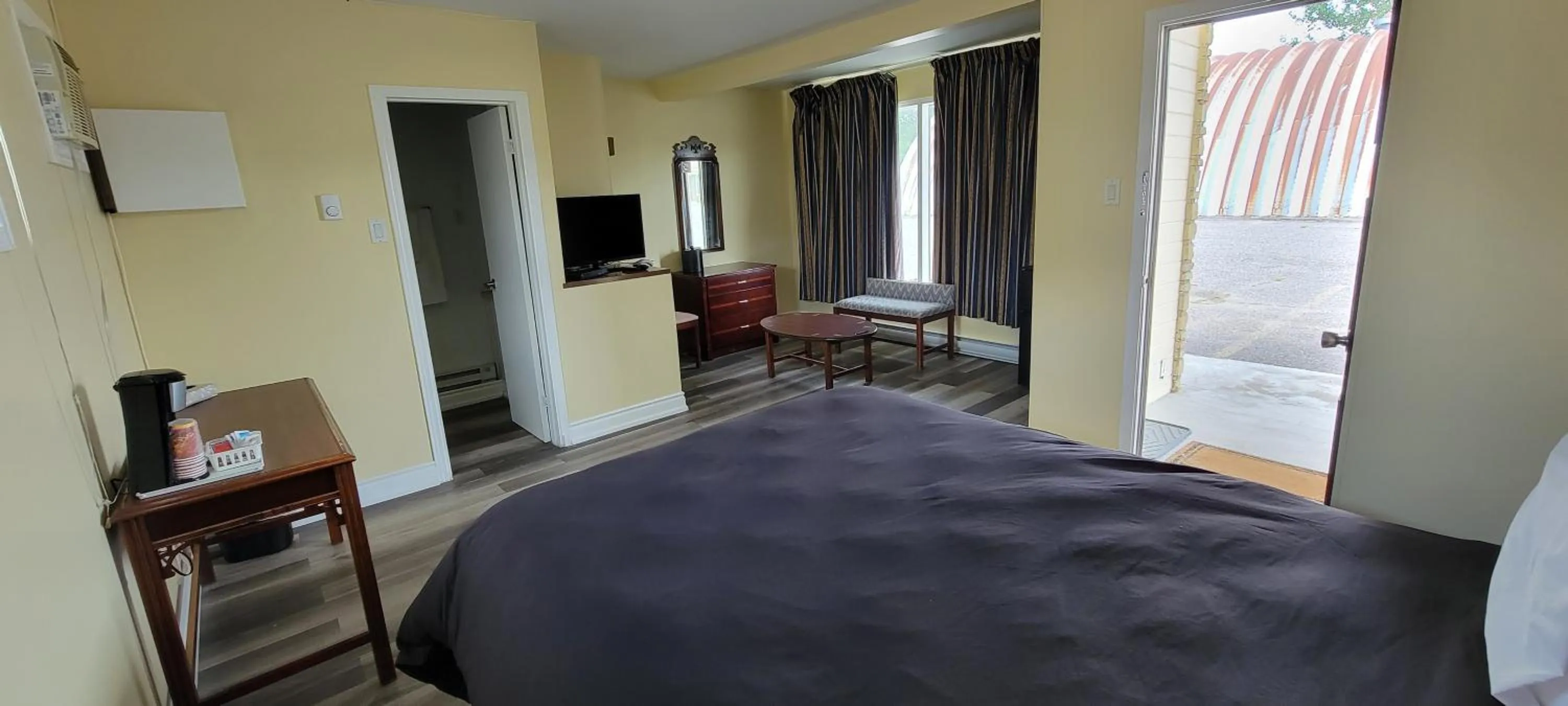 Bedroom, Bed in North Shore Wayside Inn