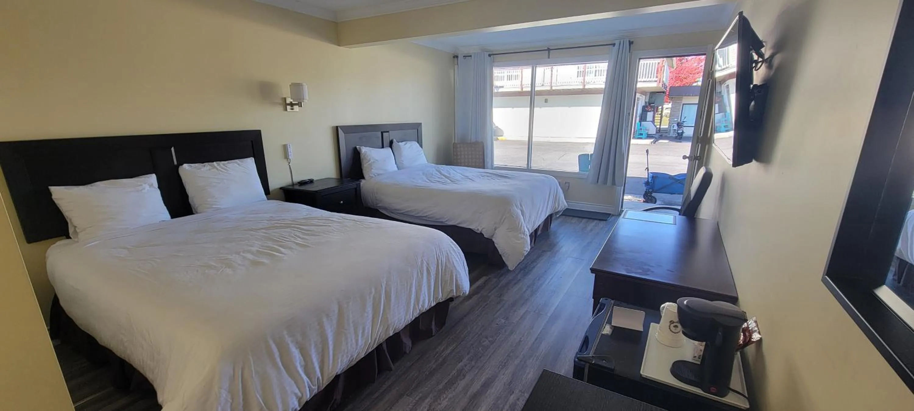 Bed in North Shore Wayside Inn