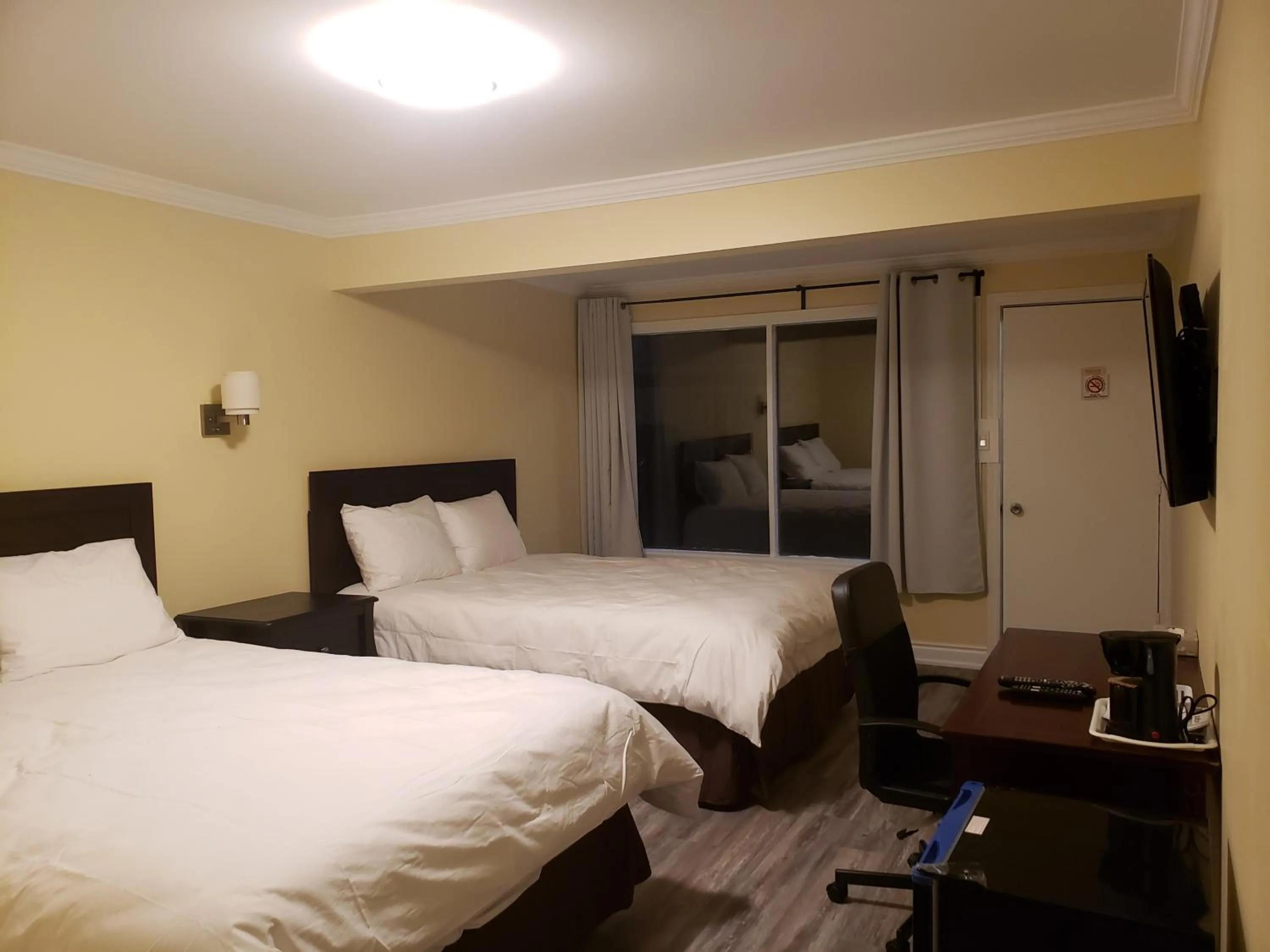 Bed in North Shore Wayside Inn