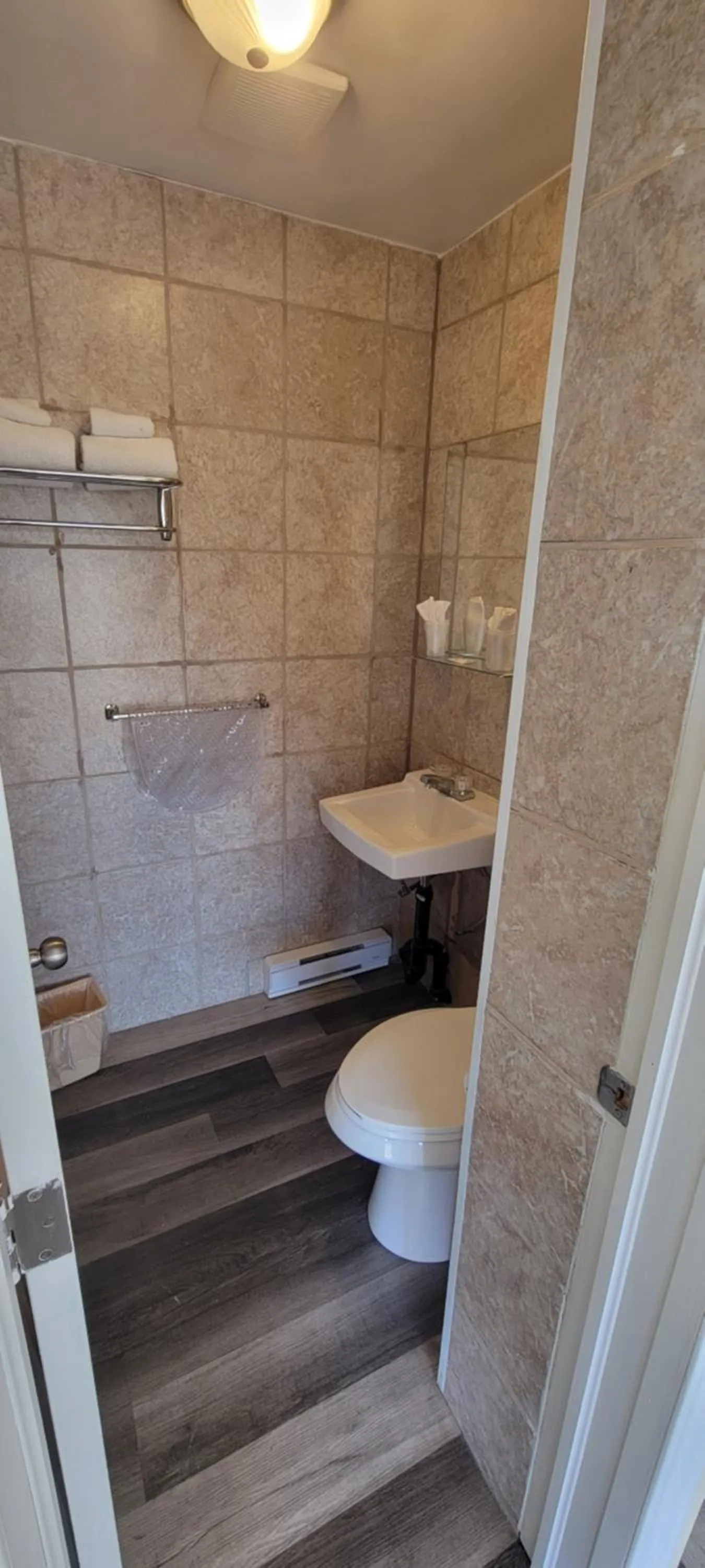 Toilet in North Shore Wayside Inn