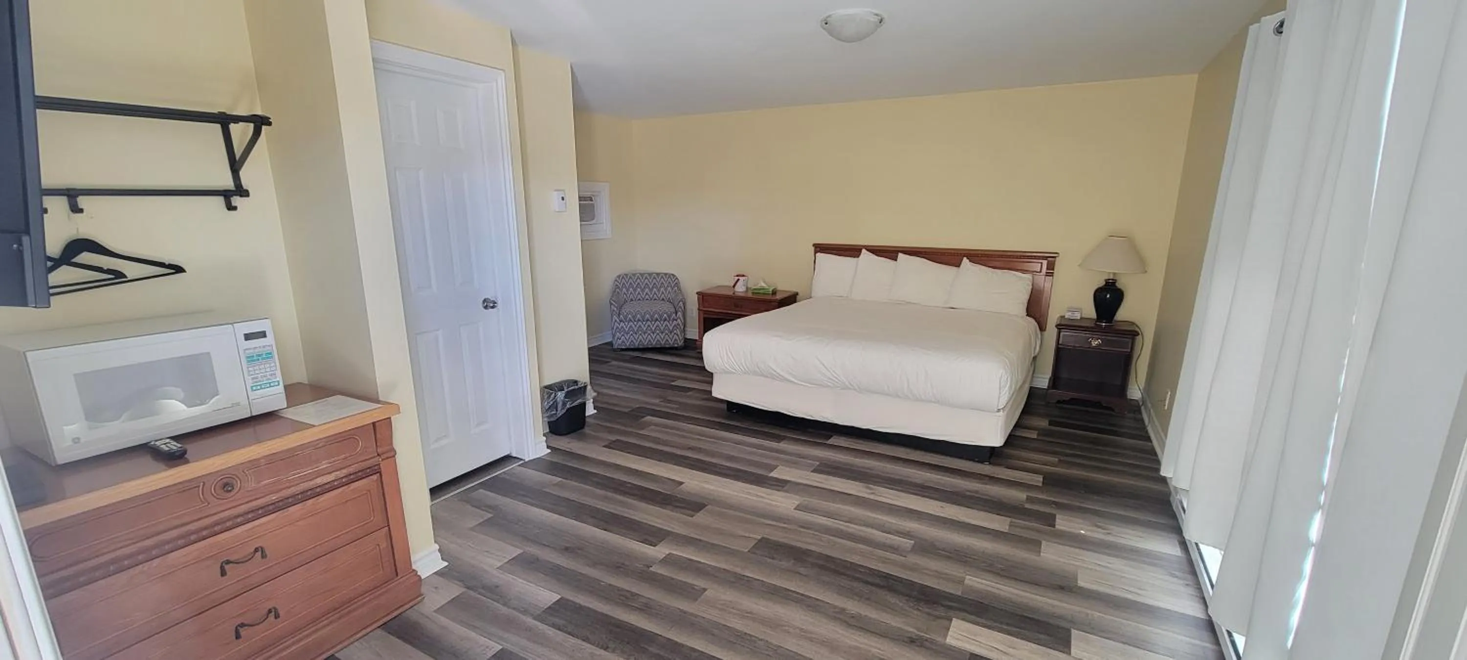 Bed in North Shore Wayside Inn