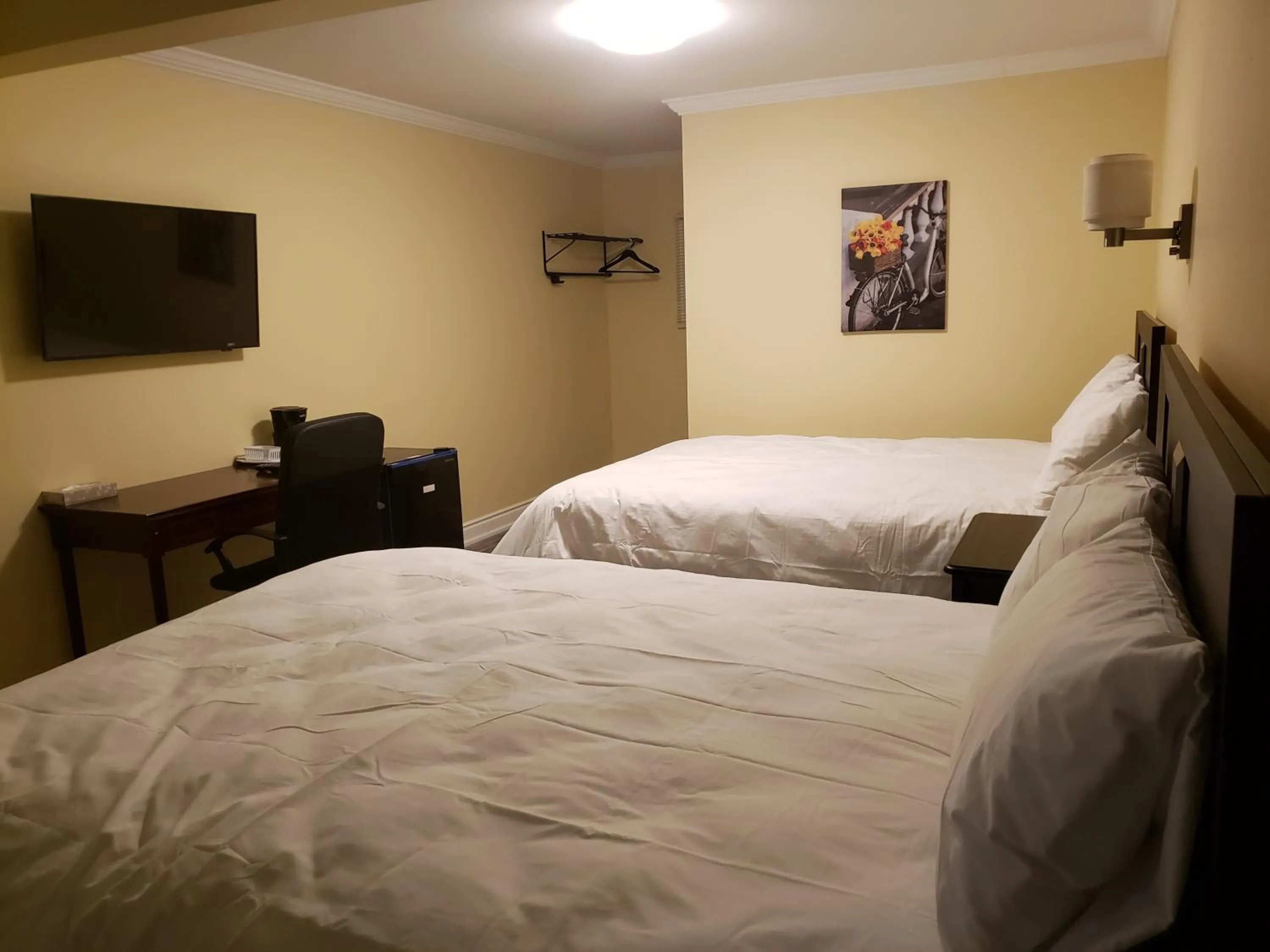 Photo of the whole room, Bed in North Shore Wayside Inn