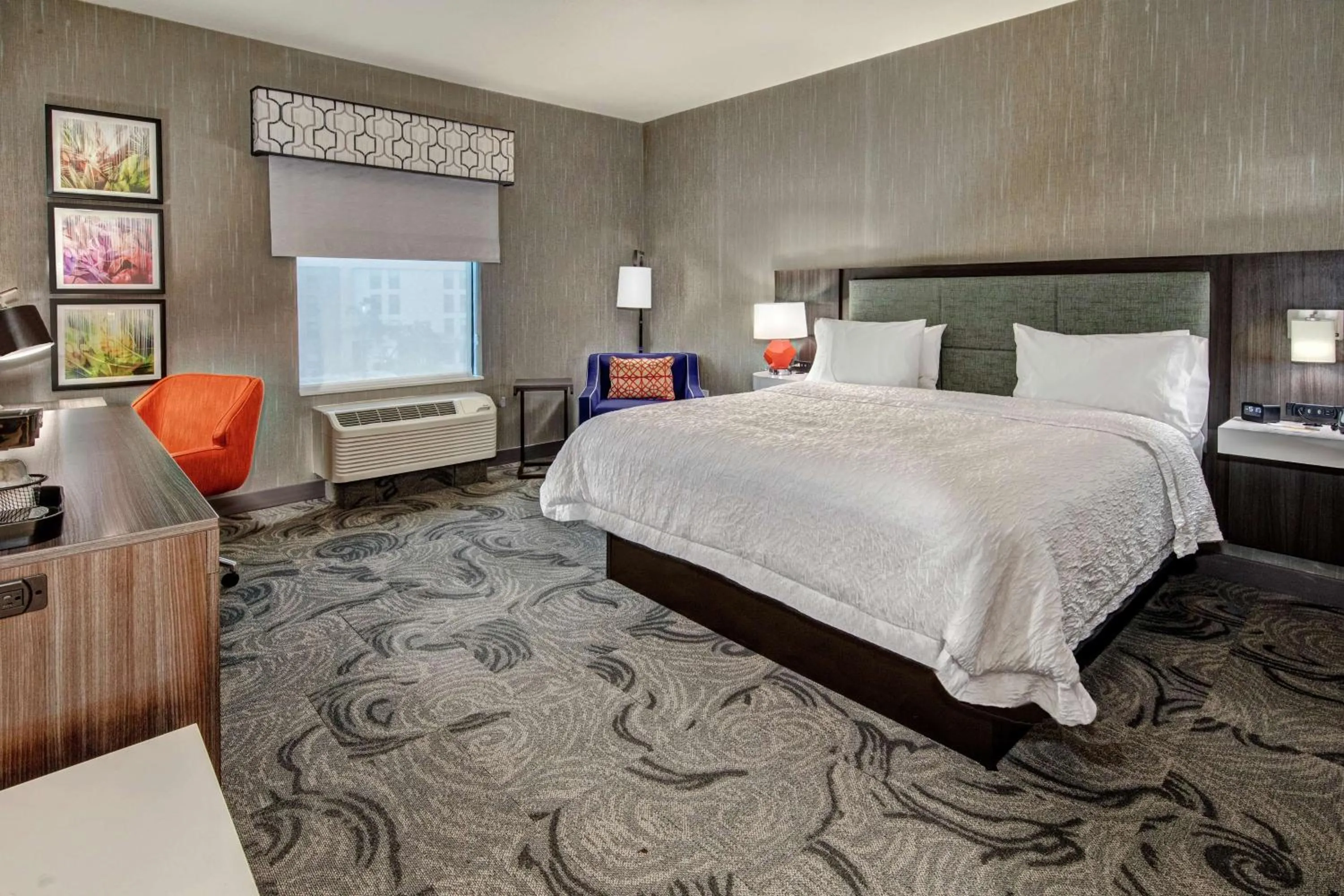 Bed in Hampton Inn Fresno Airport